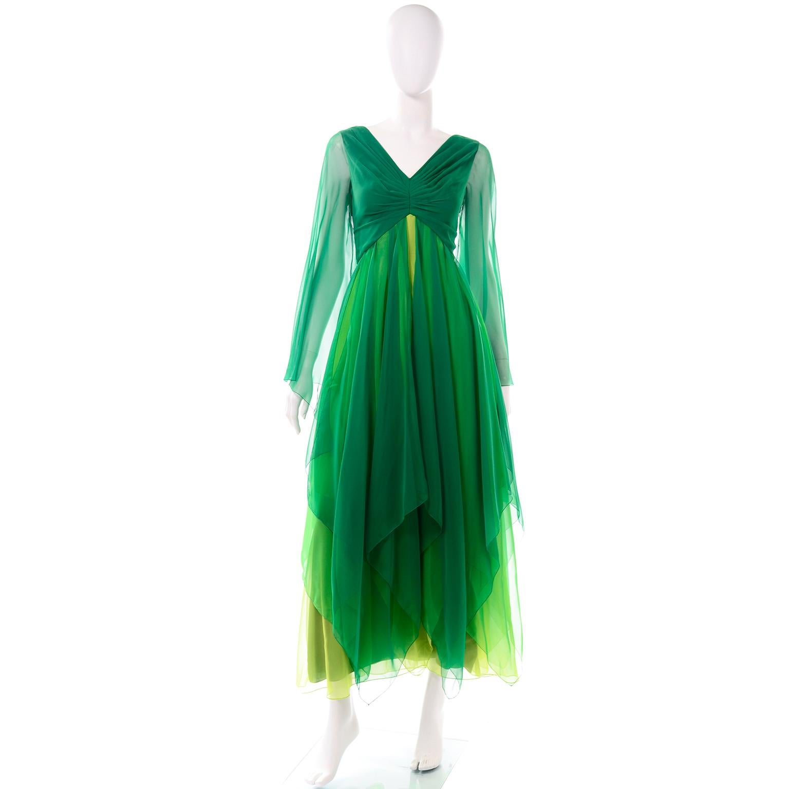 Wir lieben dieses grüne Seidenchiffon-Kleid im Vintage-Look! Die Lagen aus grünem Seidenchiffon in verschiedenen Schattierungen bewegen sich so mühelos. Besonders gut gefällt uns die unterschiedliche Länge der Bahnen, wodurch ein Taschentuch-Saum