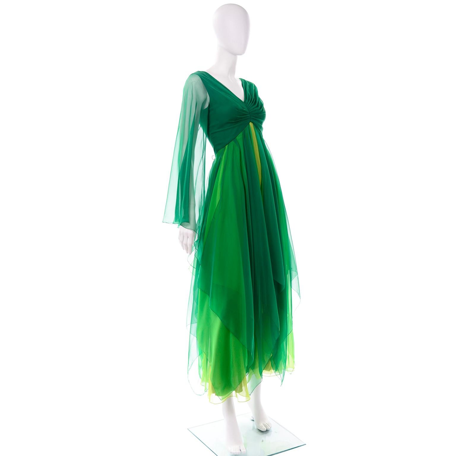 Mehrlagiges, fließendes Abendkleid aus grünem Seidenchiffon in verschiedenen Farbtönen  (Grün) im Angebot