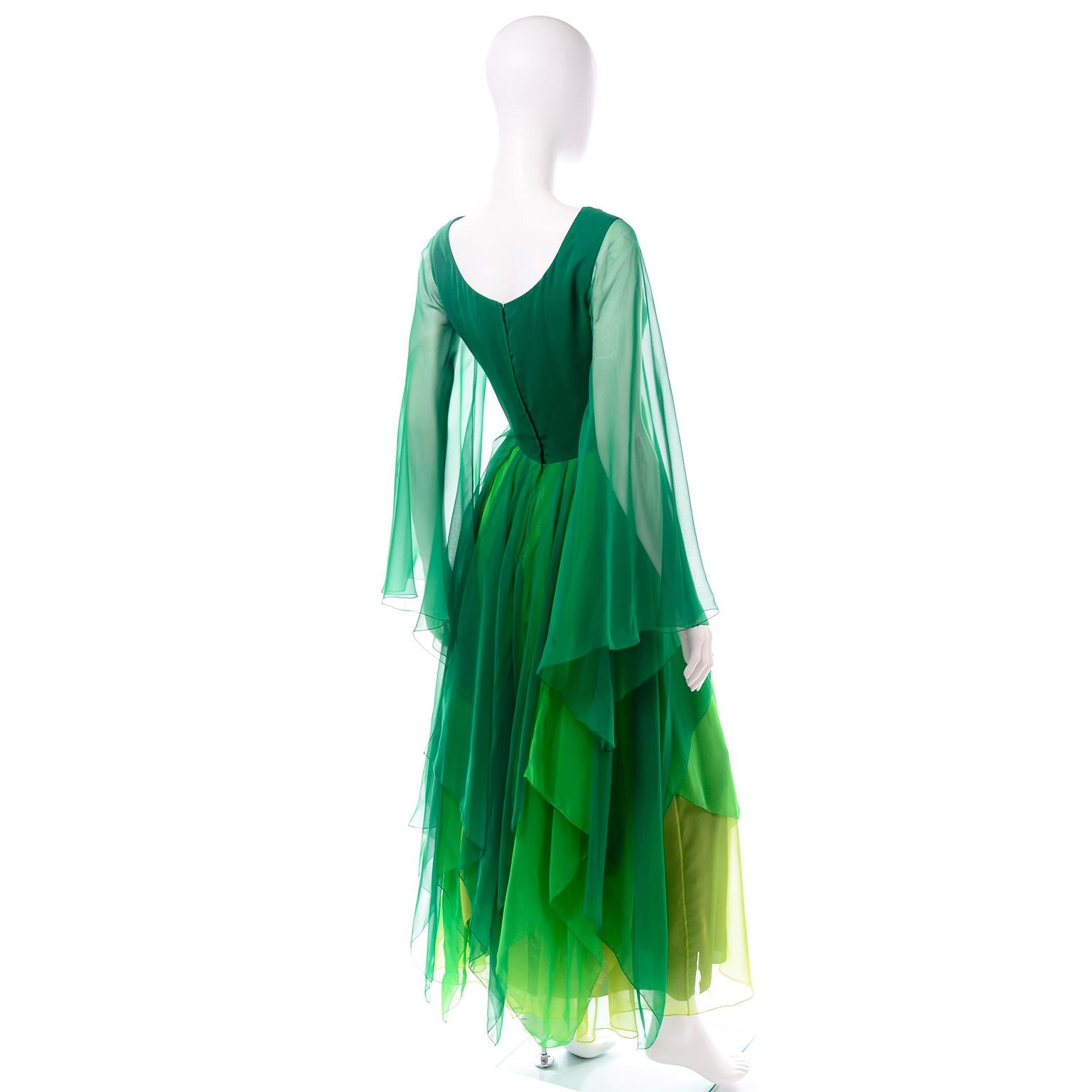 Robe de soirée flottante en mousseline de soie verte multicolore, vintage  Excellent état - En vente à Portland, OR