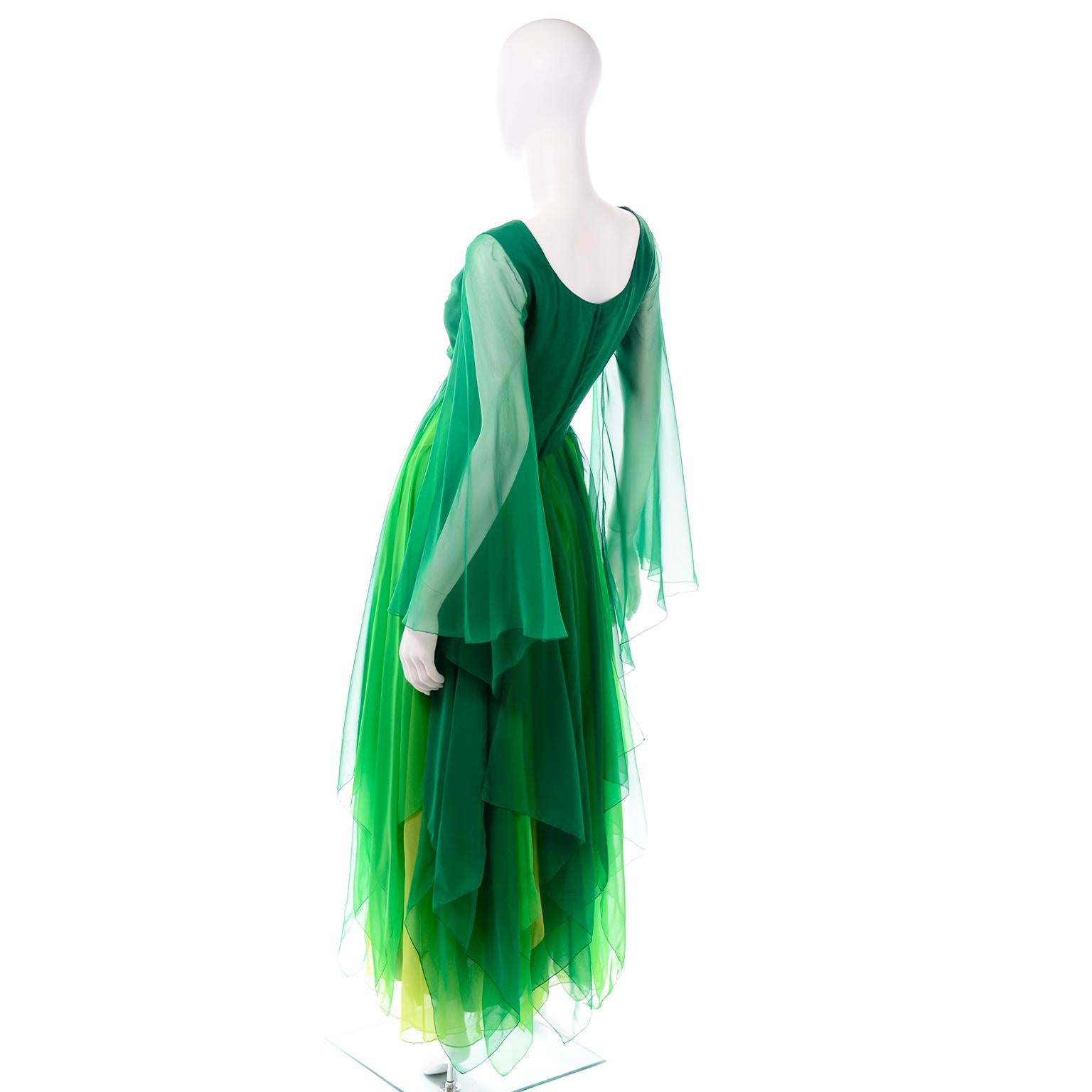 Mehrlagiges, fließendes Abendkleid aus grünem Seidenchiffon in verschiedenen Farbtönen  im Angebot 1