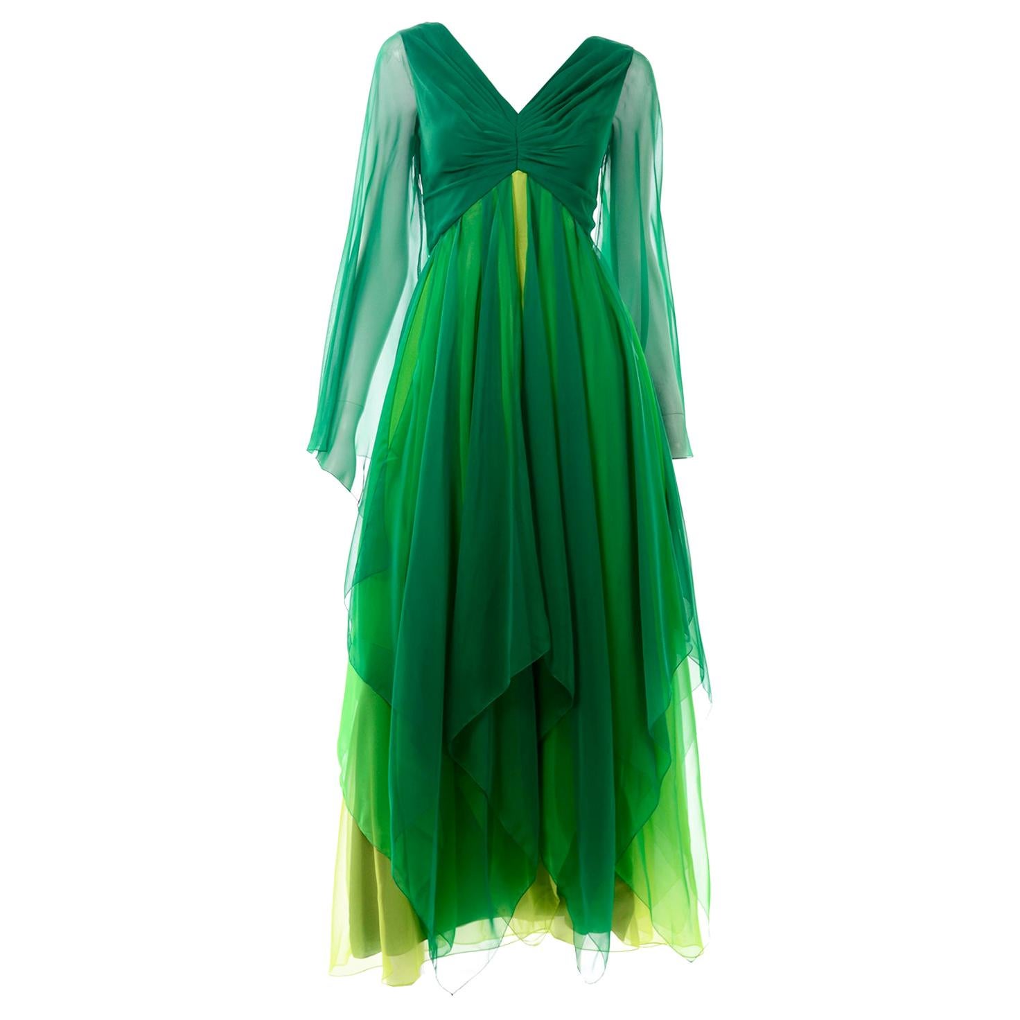 Mehrlagiges, fließendes Abendkleid aus grünem Seidenchiffon in verschiedenen Farbtönen  im Angebot