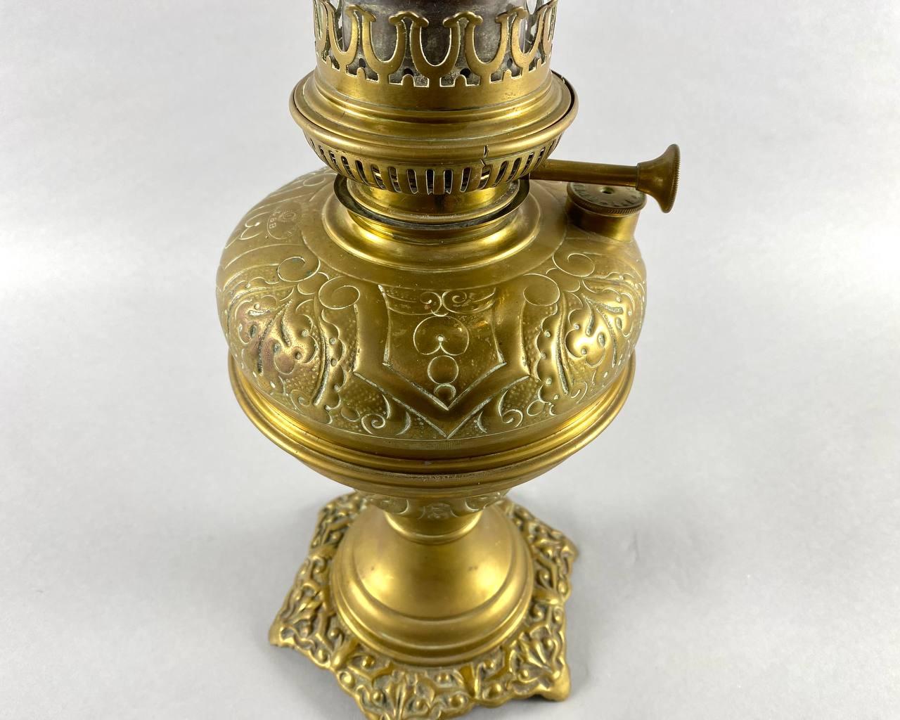 Vieille lampe à huile L&B Brevete Marque Deposee en laiton, Belgique, 1970.

La lampe design est fabriquée dans un style classique, le corps de la lampe est fait en beau laiton fait à la main.  

 Il y a un tampon sur la base en métal et sur le