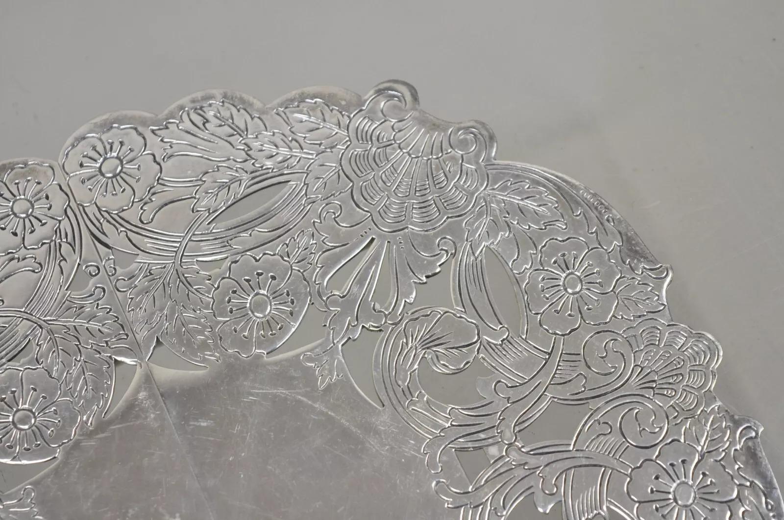 Vintage LBS Co Victorian Style Silver Plated Round Expandable Trivet In Good Condition For Sale In Philadelphia, PA