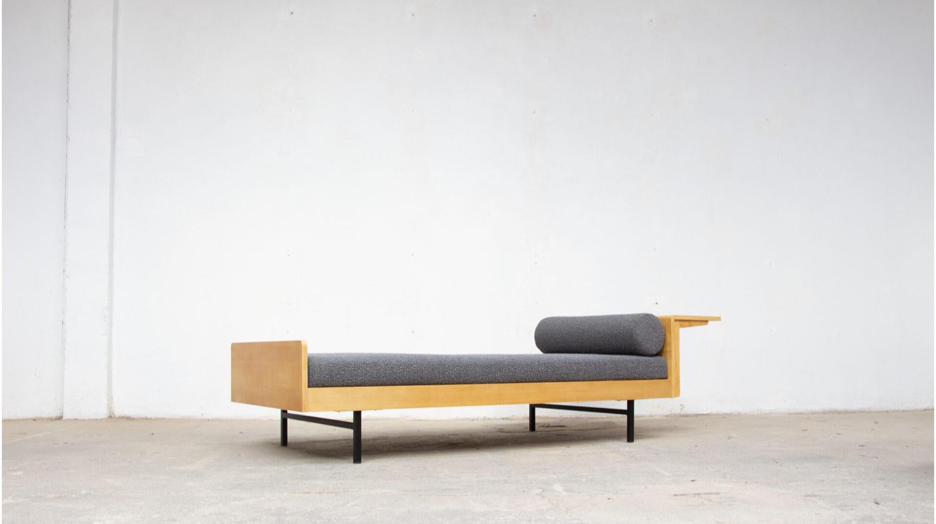 LC 5 ARP Pierre Guariche lit de jour, édition Minvielle

Lit de repos ou banc en frêne de l'Atelier de Recherches Plastiques (ARP) composé des designers Pierre Guariche, Michel Mortier et Joseph-André Motte pour l'éditeur Minvielle. (1955)

Modèle