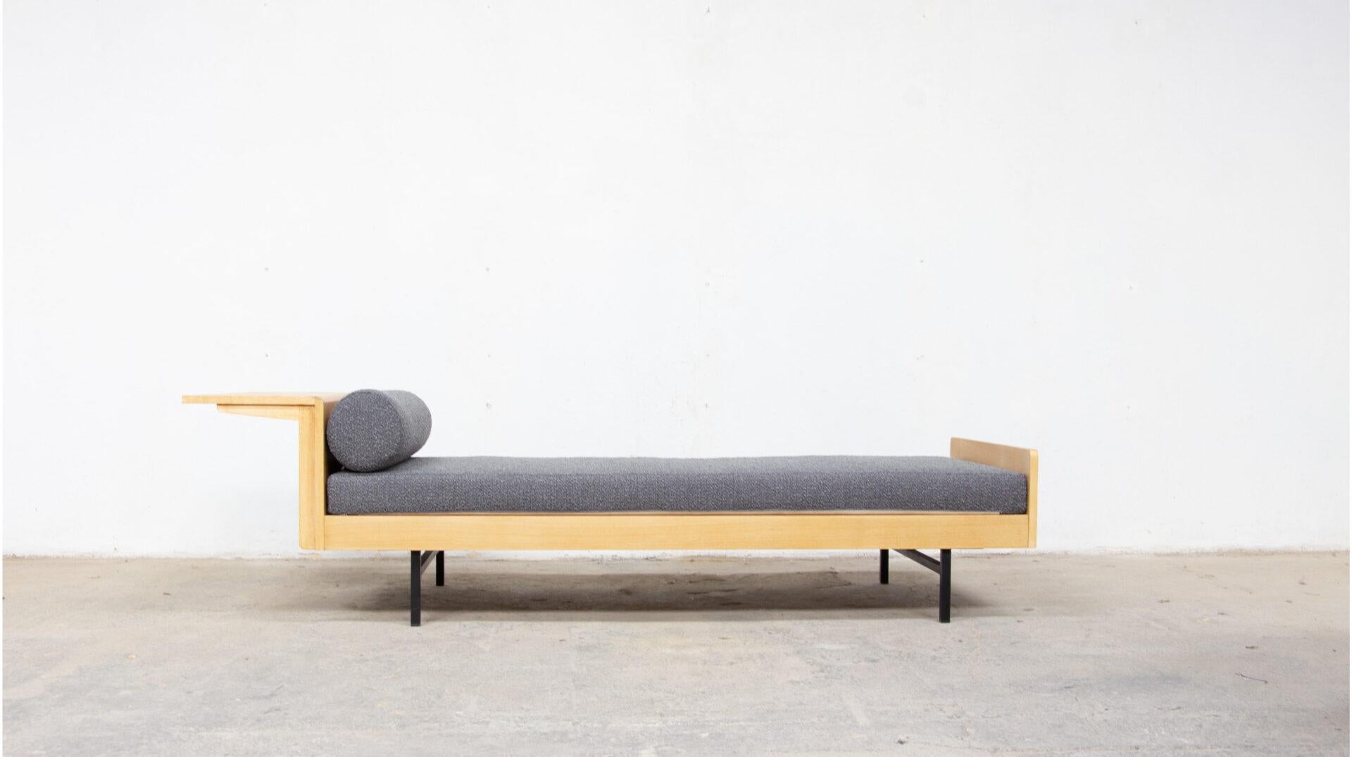 Français Lit de jour Vintage LC 5 Pierre Guariche ARP, années 1950 en vente