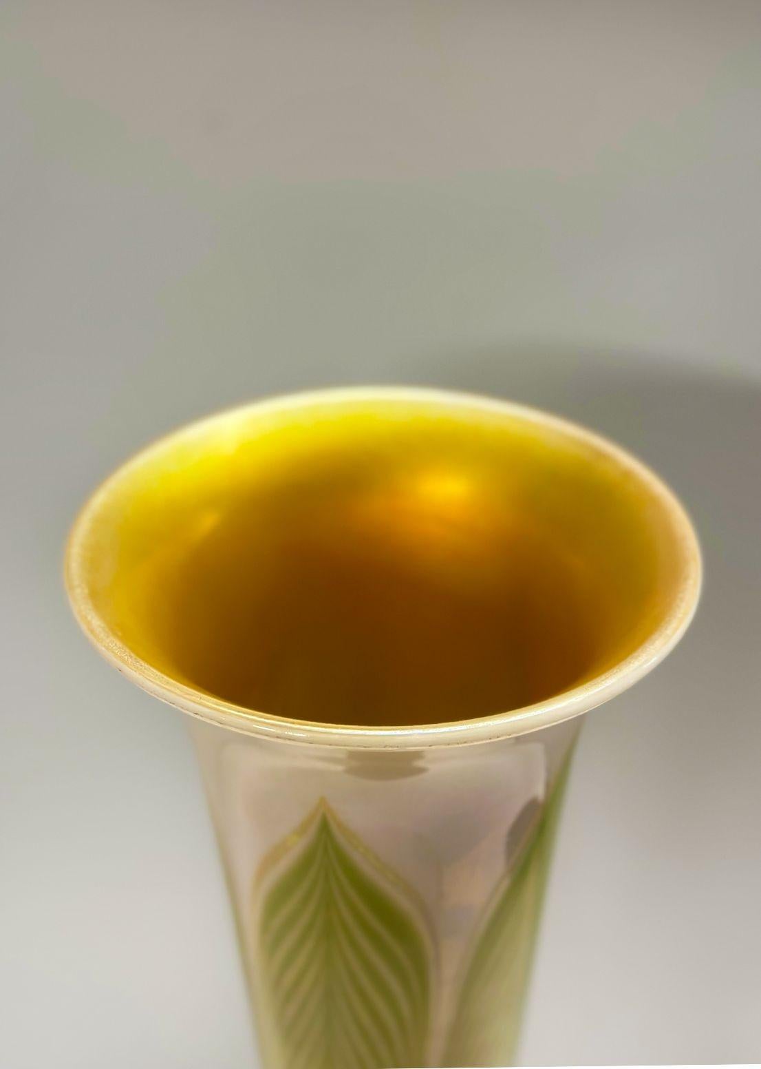 Américain A.L.C.. Vase en verre favrile à plumes Tiffany Studios, vers 1980 en vente