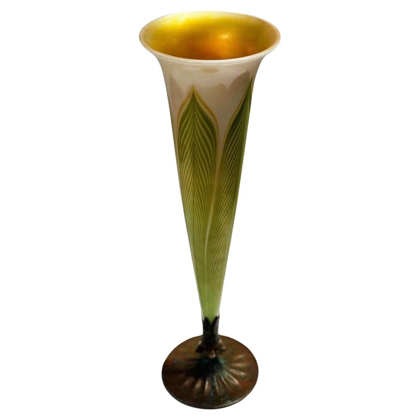 A.L.C.. Vase en verre favrile à plumes Tiffany Studios, vers 1980