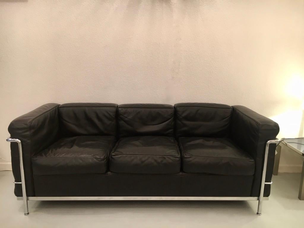 Vintage LC2 3 seater black leather and chrome tubular sofa by Le Corbusier, Pierre Jeanneret and Charlotte Perriand, produced by Cassina, Italy ca. 1985
Signed and numbered.
Very good condition. Patinated.
 
