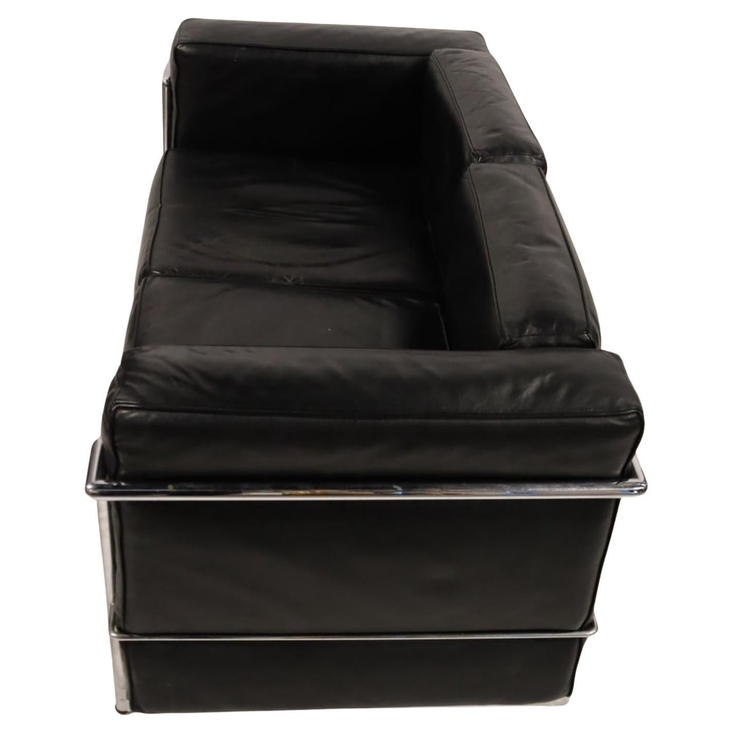 Mid-Century Modern Vintage LC2 cuir noir chrome frame 2 seat sofa loveseat by Le Corbusier en vente