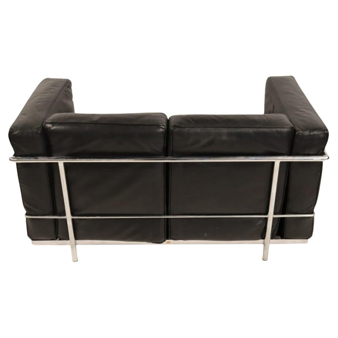 italien Vintage LC2 cuir noir chrome frame 2 seat sofa loveseat by Le Corbusier en vente