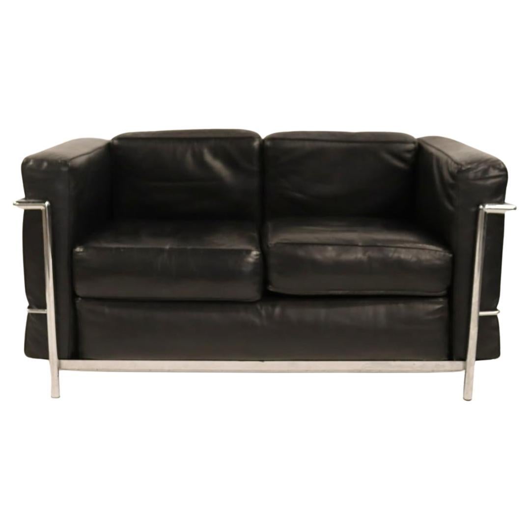 Vintage LC2 cuir noir chrome frame 2 seat sofa loveseat by Le Corbusier en vente