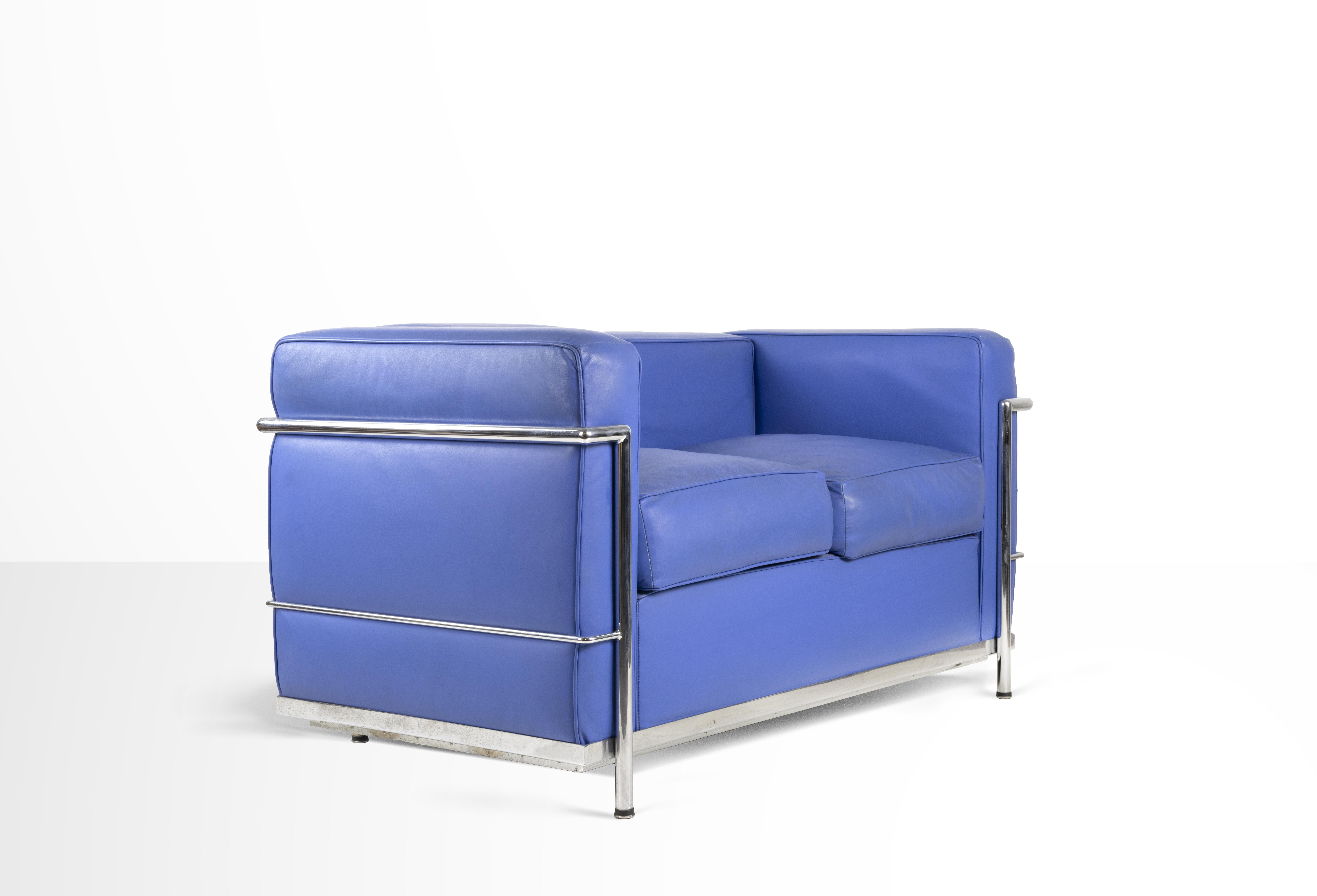 Le canapé Vintage LC2 est un meuble design sophistiqué réalisé dans les années 1970.

Ce canapé original à deux places a une structure en acier inoxydable sur un tissu bleu clair.

Bonnes conditions.

Ornez votre salon avec ce fauteuil