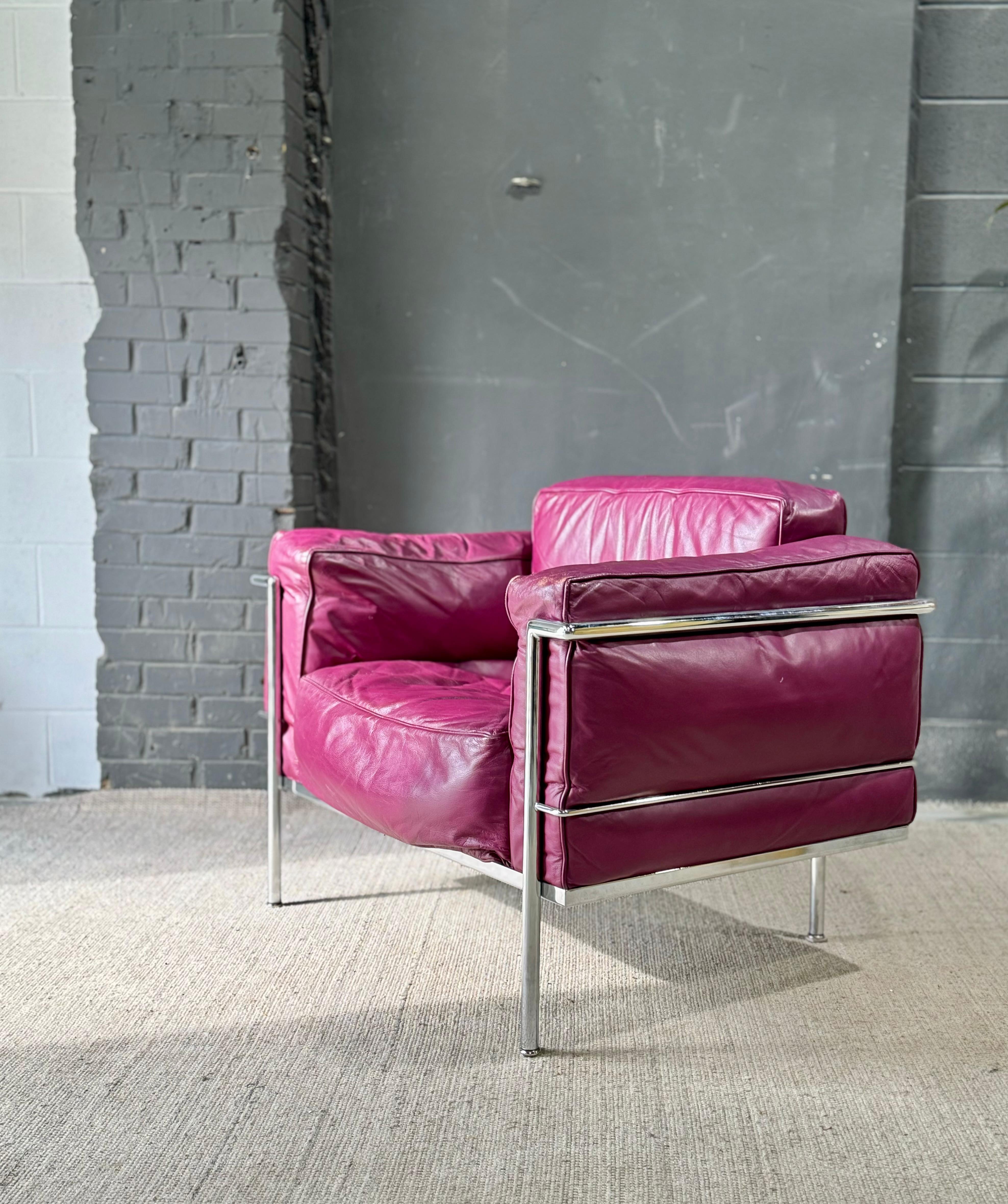 Le Corbusier LC3 “Grand Modele” style leather lounger. Absolutely impeccable to sit in. Unmatched comfort that can only be felt, not explained. 

Superb quality tubular chrome frame, adorned with top grain leather cushions. A magenta-coded colour