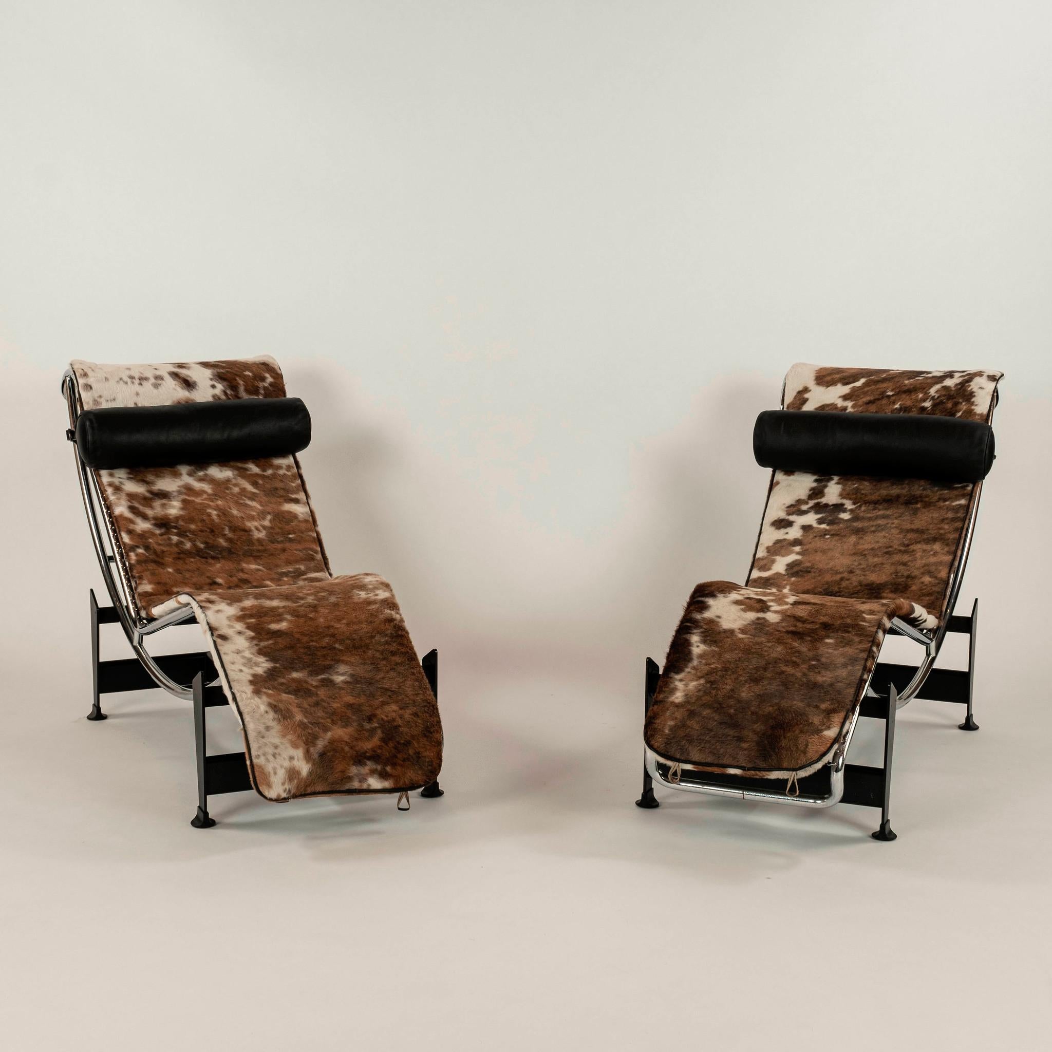 Chaise vintage en peau de vache chromée. Deux disponibles.

La Chaise Longue LC4 (1928) incarne cette notion avec un cadre 