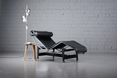 Vintage LC4 Chaise Lounge in Balck Leather by Le Corbusier & Pierre Jeanneret