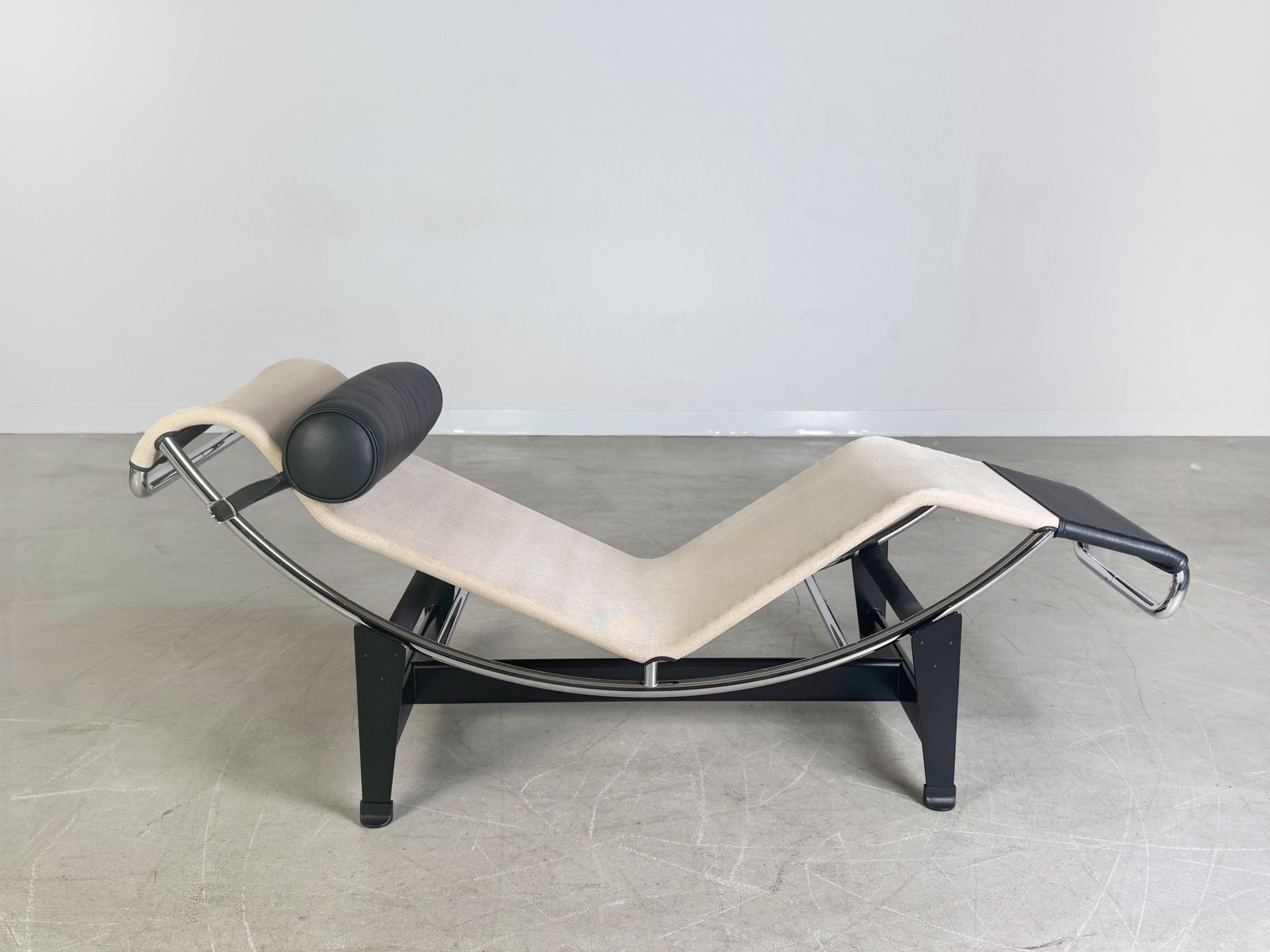 Wir bieten eine wunderschöne Cassina LC4 Liege in einer sehr seltenen Ausführung mit Écru Canvas und Leder Kopf- & Fußteil zum Verkauf an. Die Liege wurde von Le Corbusier entworfen und gilt als eine der bekanntesten Designentwürfe des 20.