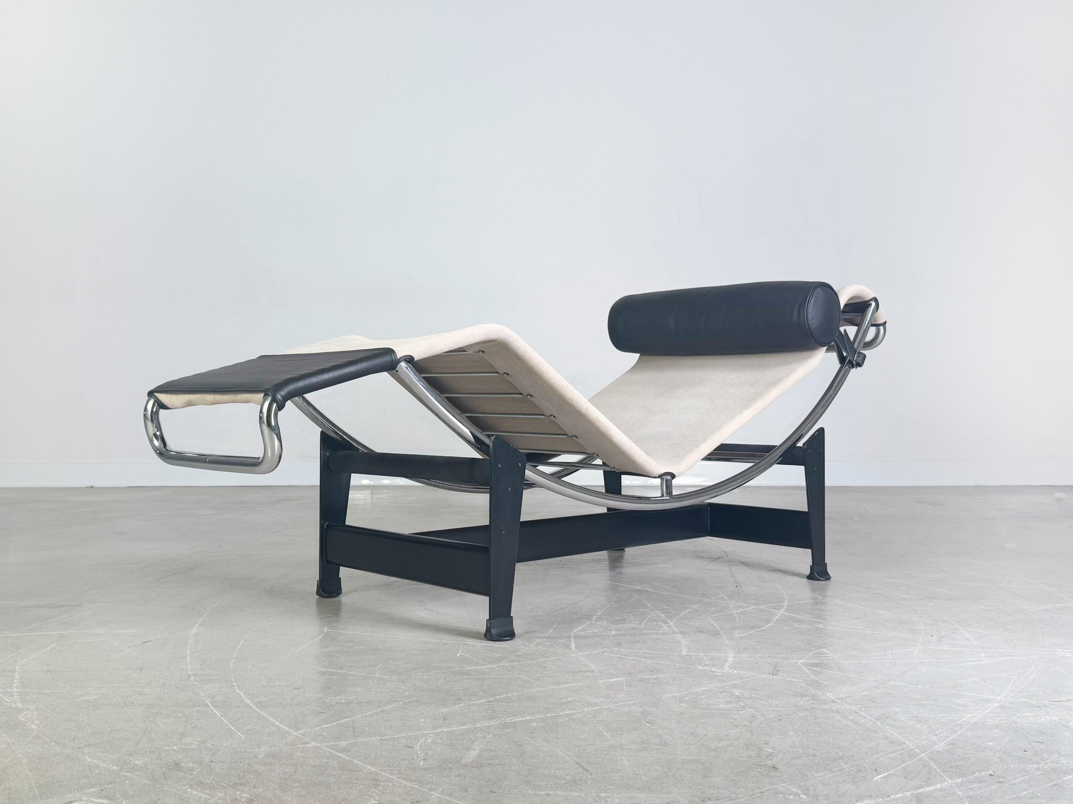 Vintage LC4 Liege Cassina Le Corbusier Leder Ecru Canvas, Ecru im Zustand „Hervorragend“ im Angebot in Berlin, DE