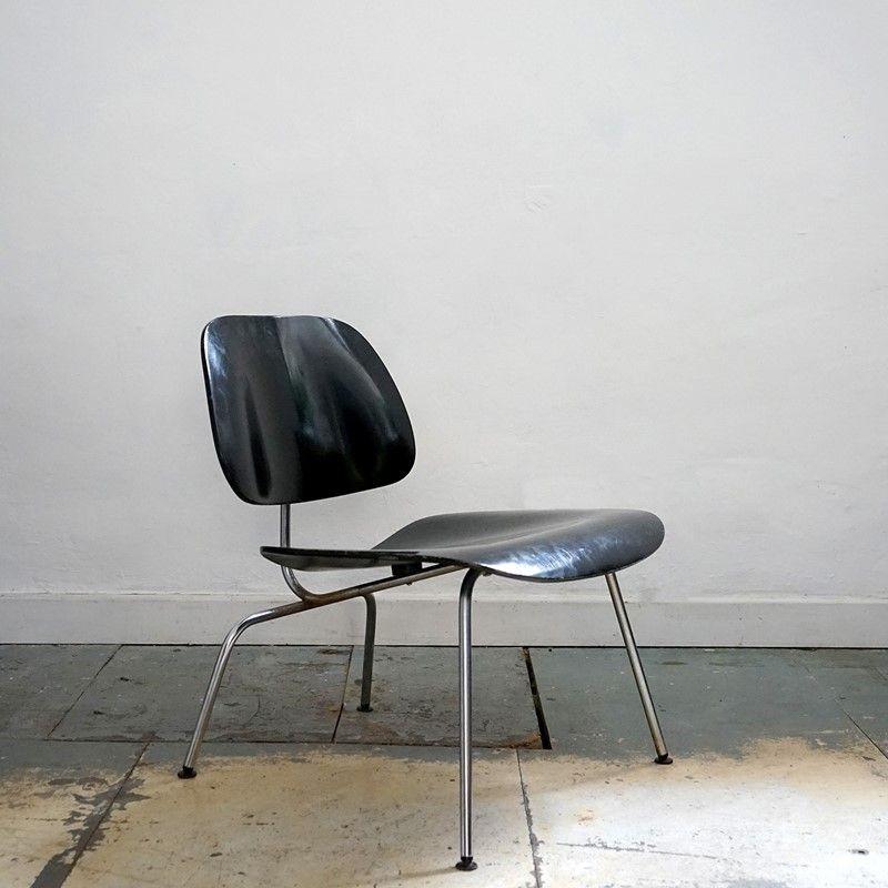 Mid-Century Lounge Chair

Ein ikonisches Design des legendären amerikanischen Ehepaars.

Ein frühes Beispiel von Herman Miller.

Ebonisiertes Sperrholz auf einem verchromten Sockel.

In Originalzustand, es ist solide und robust, gibt es einige