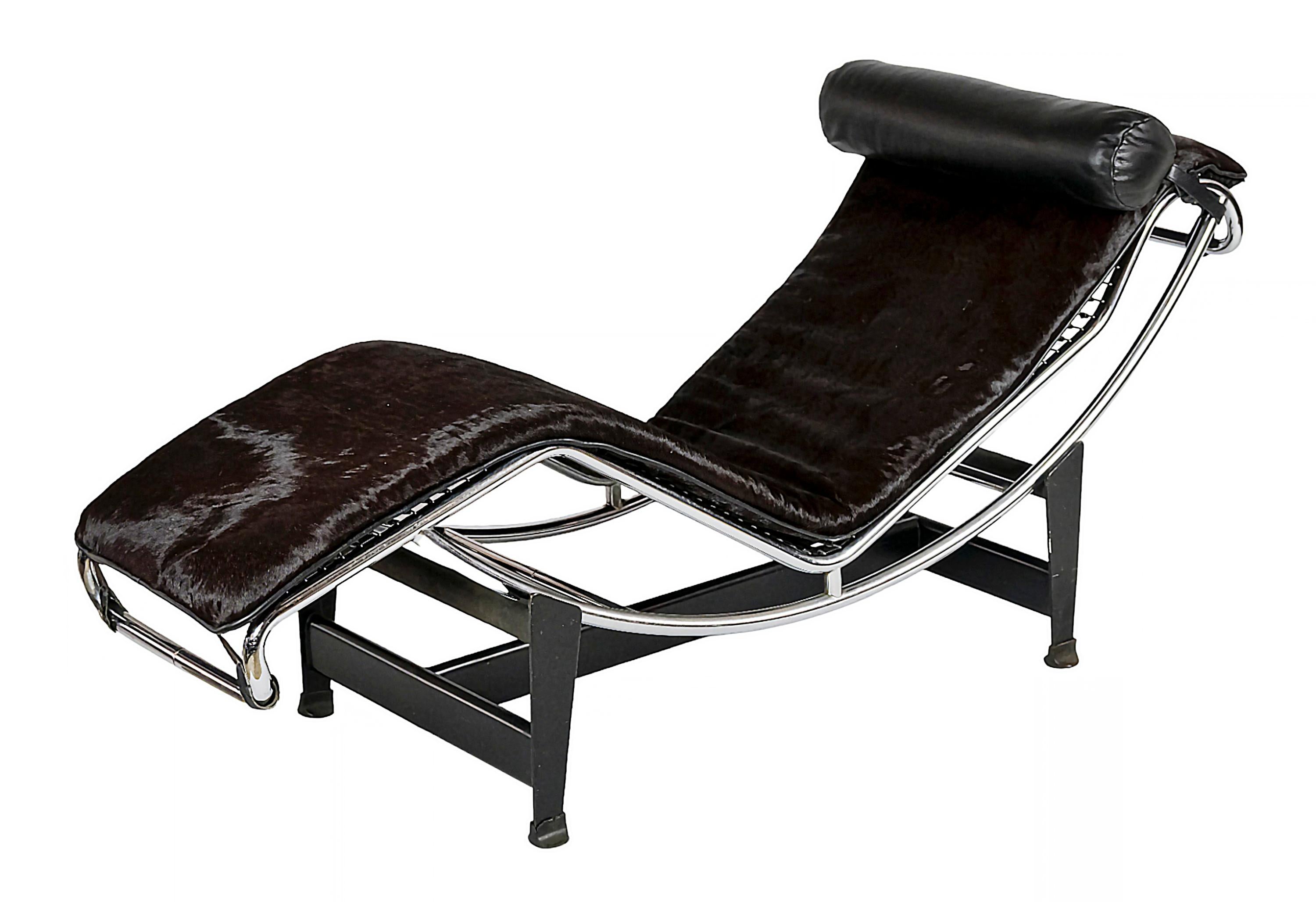 Chaise longue vintage Le Corbusier, Pierre Jeanneret, Charlotte Perriand  LC4 créé dans les années 1928.
Édition de fabrication vers les années 1960.
En fourrure naturelle de vache/poney marron foncé, coussin en cuir noir, structure en tube d'acier