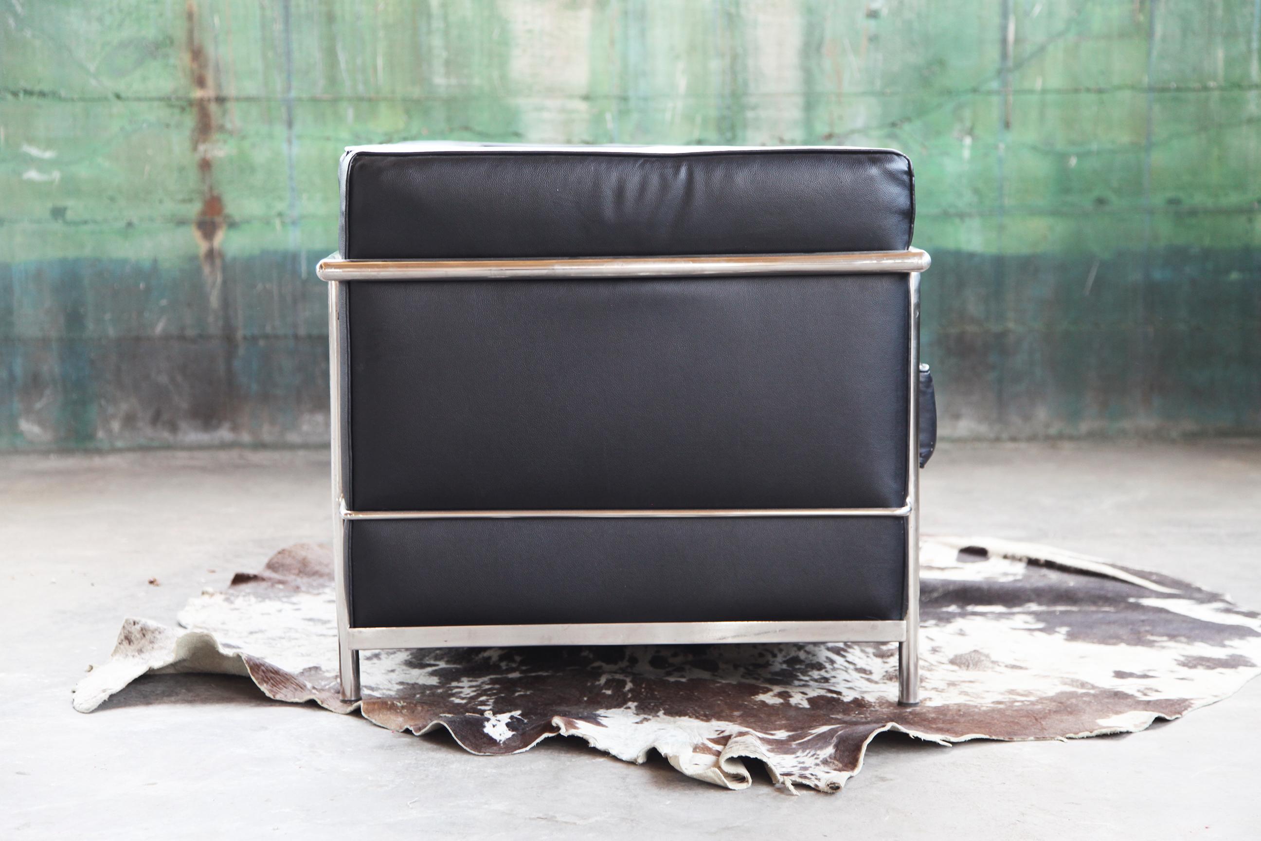 Italian Vintage Le Corbusier Lc2 Style Black Mid Century 2 Seat Chrome Sofa For Sale