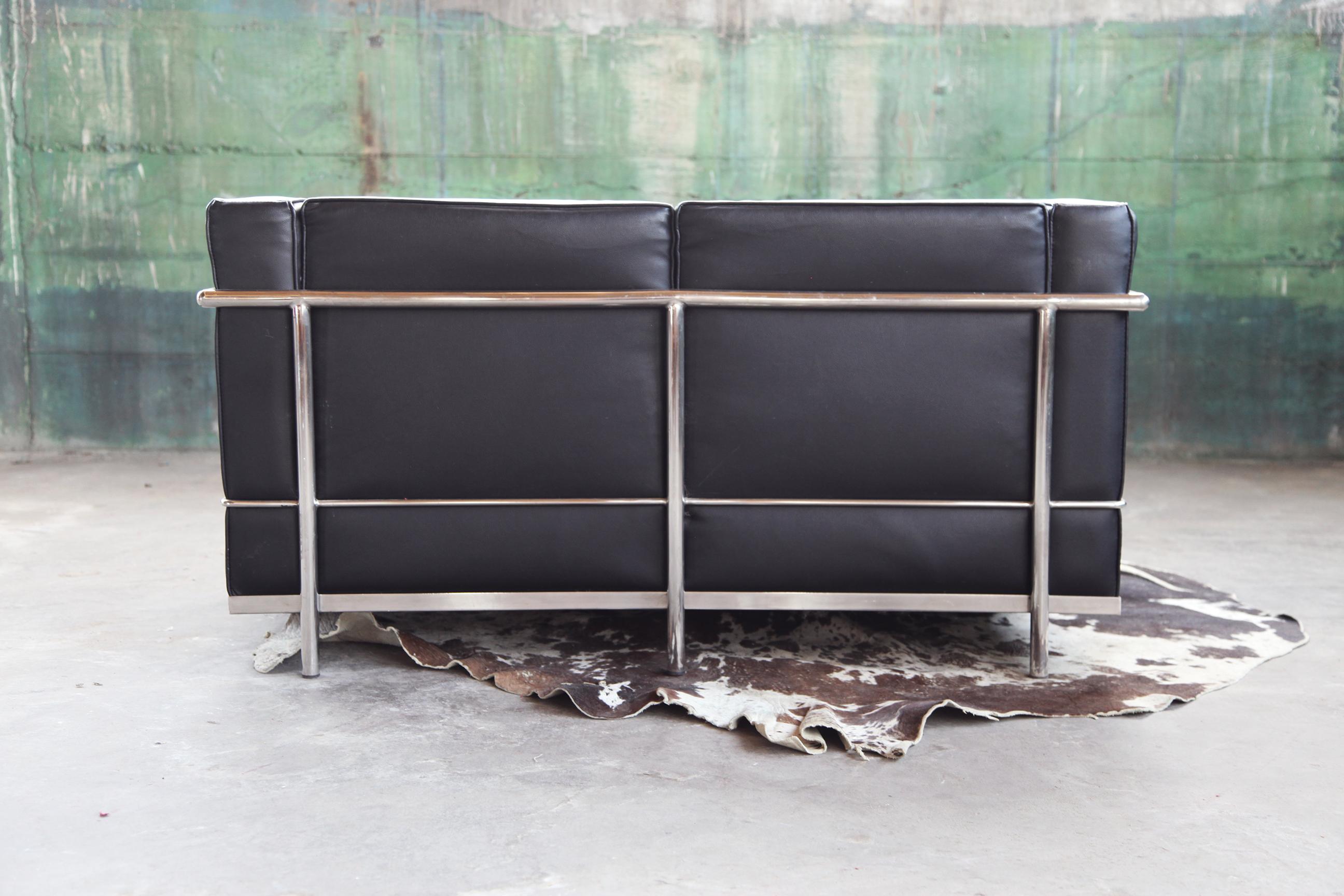 Vintage Le Corbusier Lc2 Stil Schwarzes Chrom-Sofa mit 2 Sitzen aus der Mitte des Jahrhunderts im Angebot 1