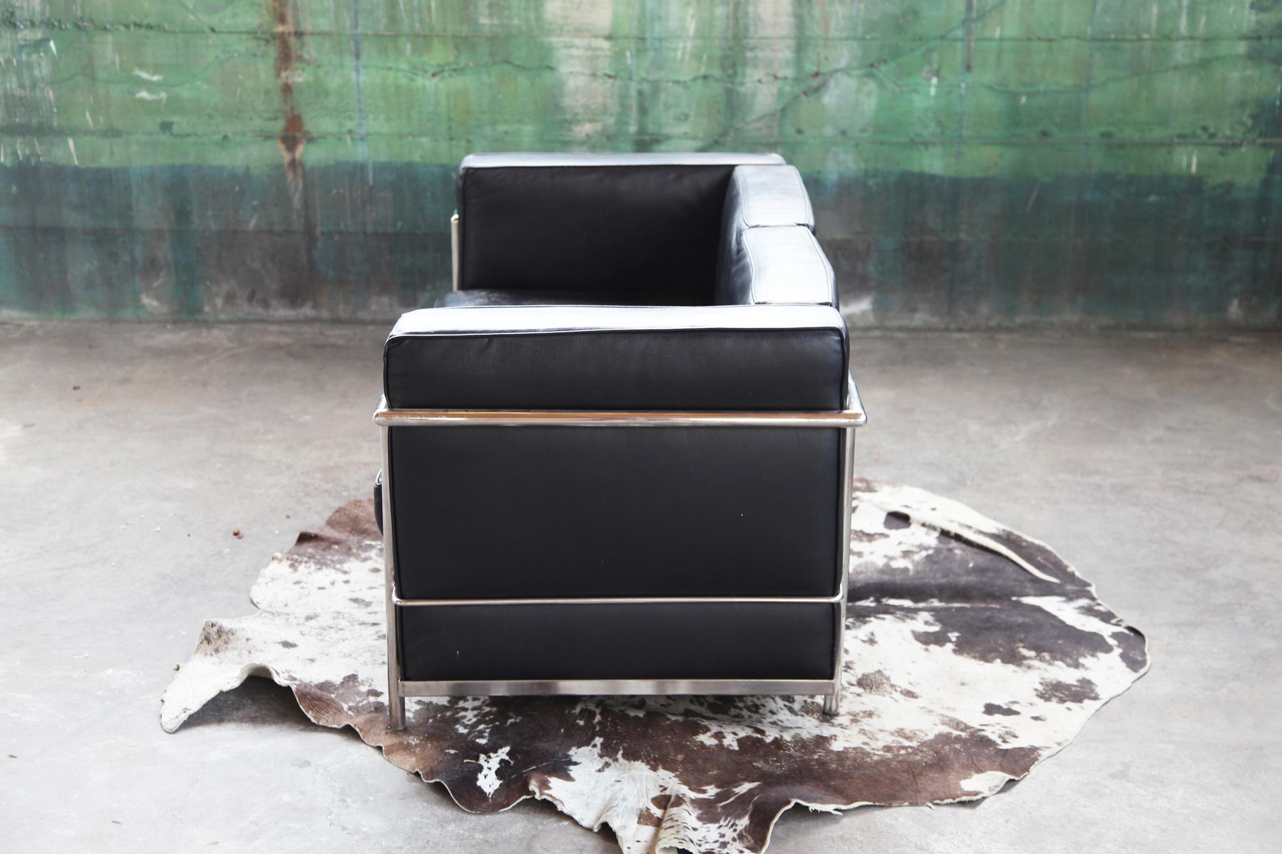 Vintage Le Corbusier Lc2 Style Black Mid Century 2 Seat Chrome Sofa For Sale 1