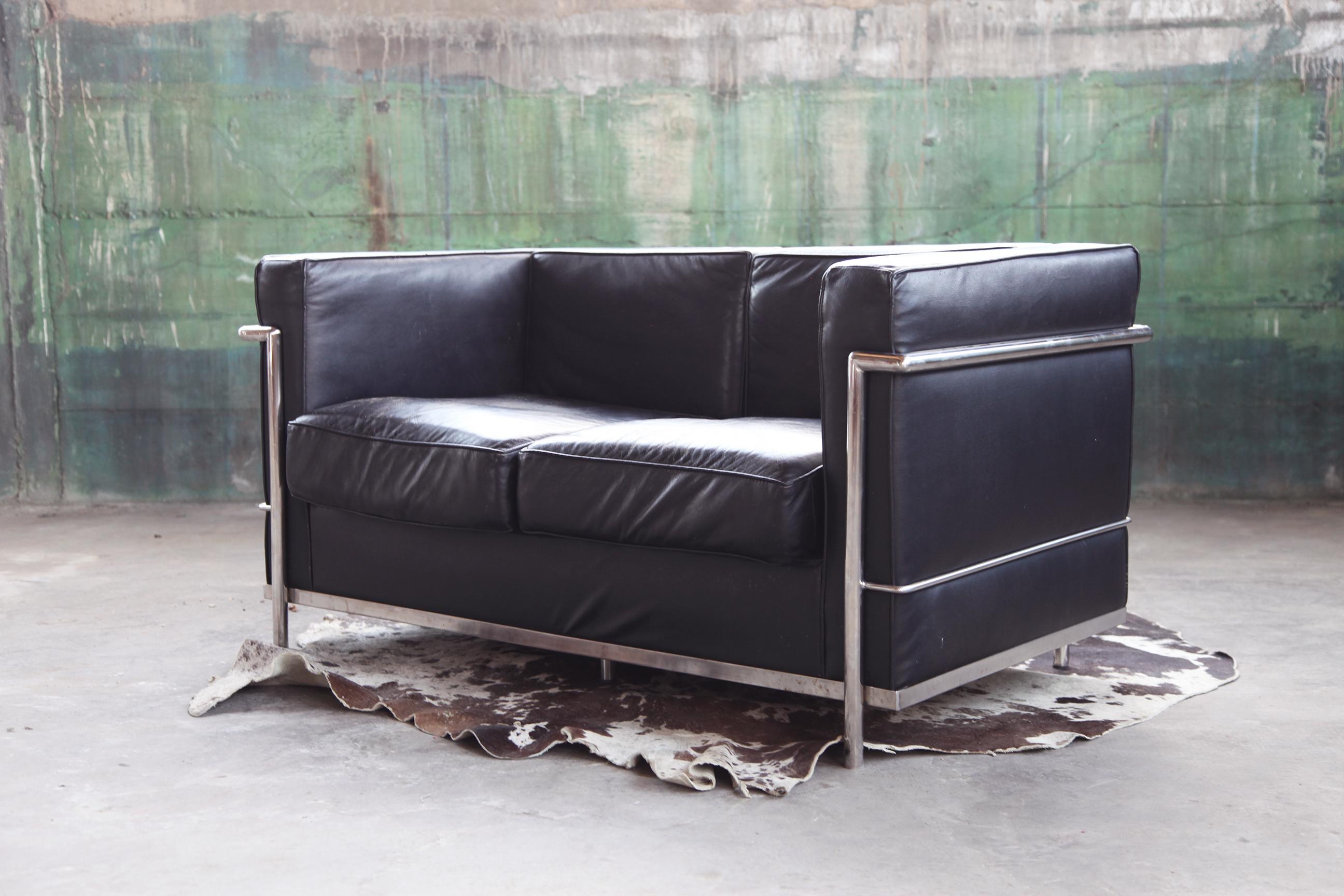 Vintage Le Corbusier Lc2 Style Black Mid Century 2 Seat Chrome Sofa For Sale 2