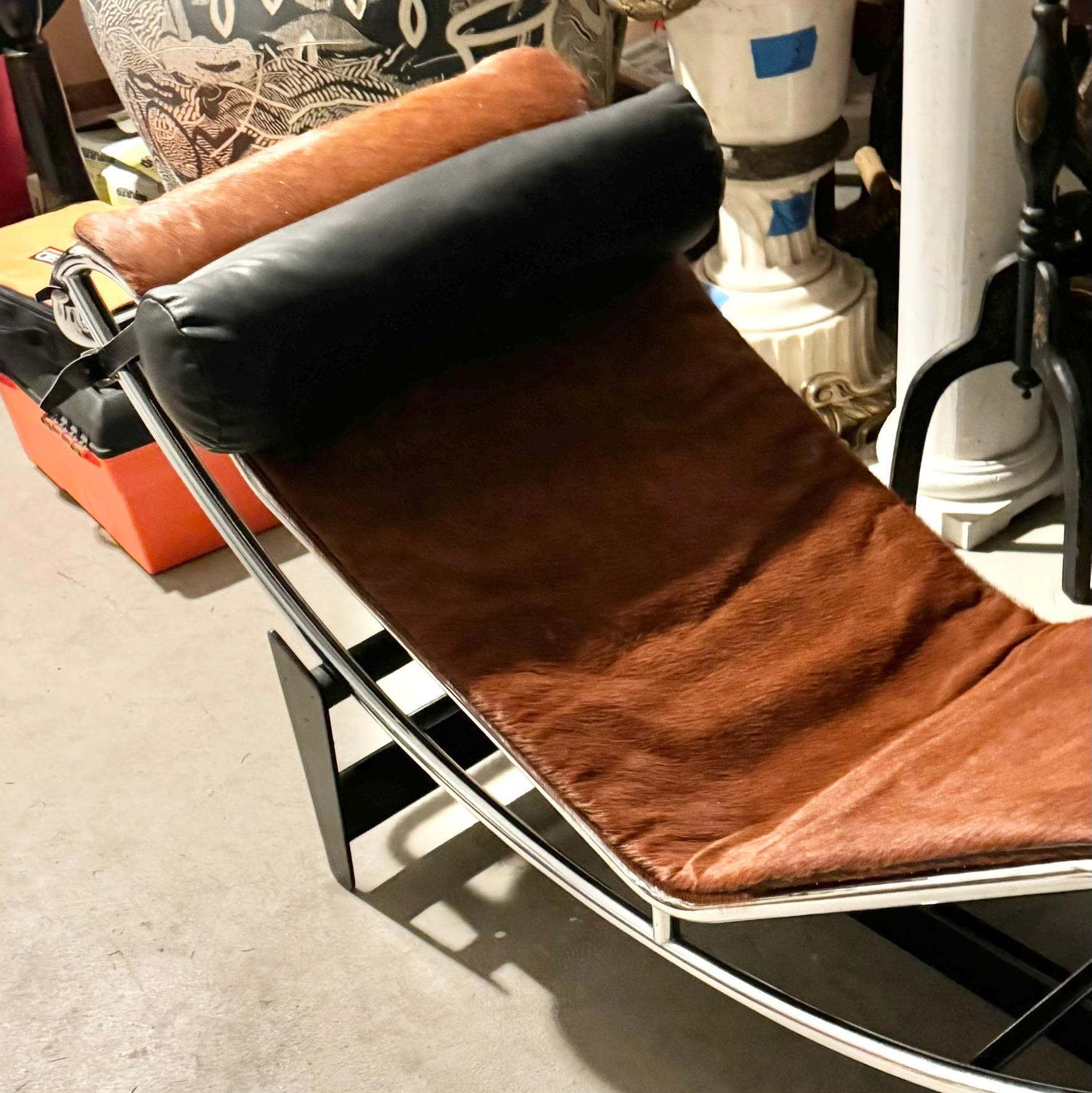 Vacchetta Chaise Longue vintage LC4 di Le Corbusier by Cassina