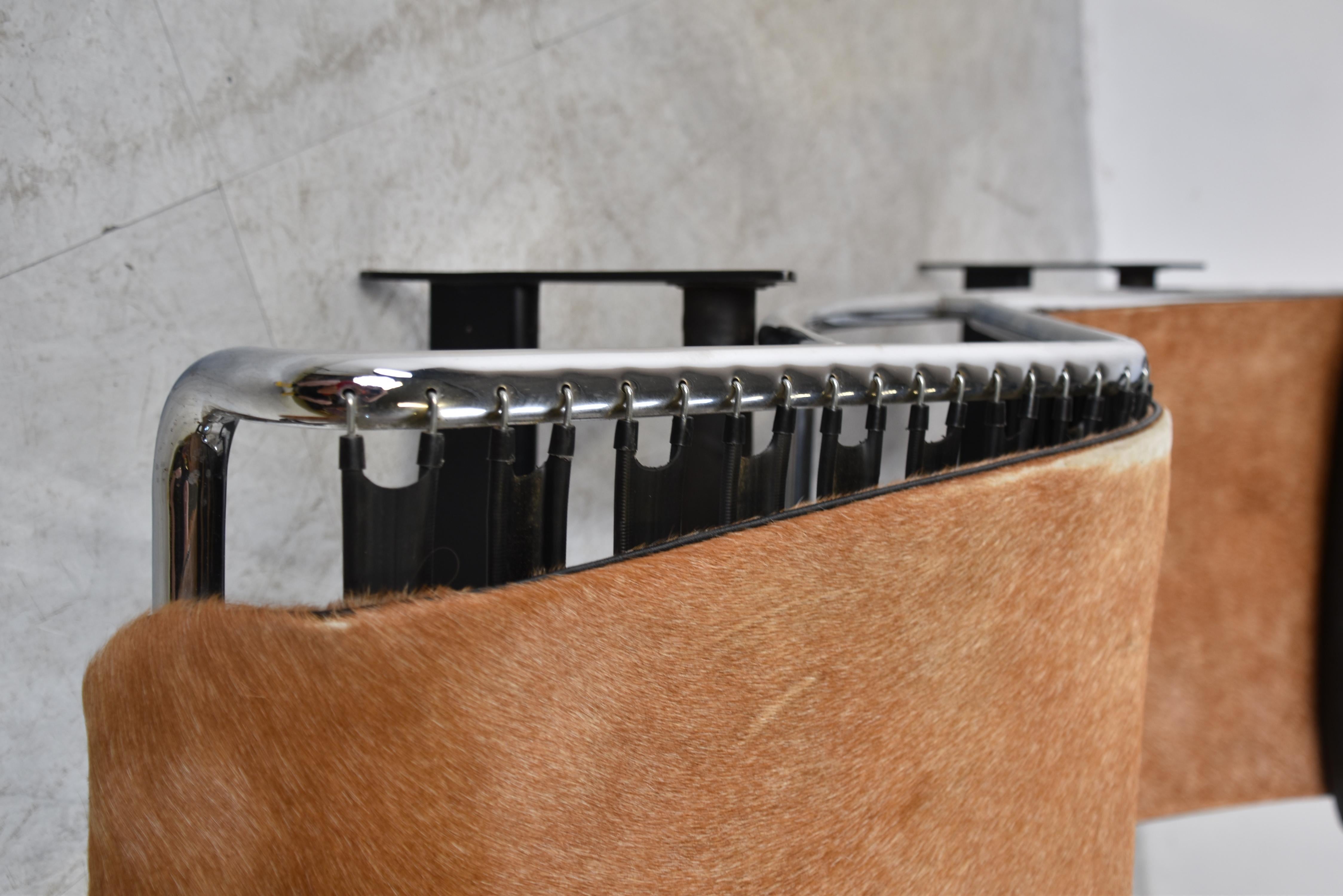 LC4 Chaiselongue aus der Mitte des Jahrhunderts, 1928 von Le Corbusier, Pierre Jeanneret und Charlotte Perriand entworfen.

Dieses Exemplar ist eine Cassina-Ausgabe aus den 1960er Jahren (Original-Label und eingravierte
