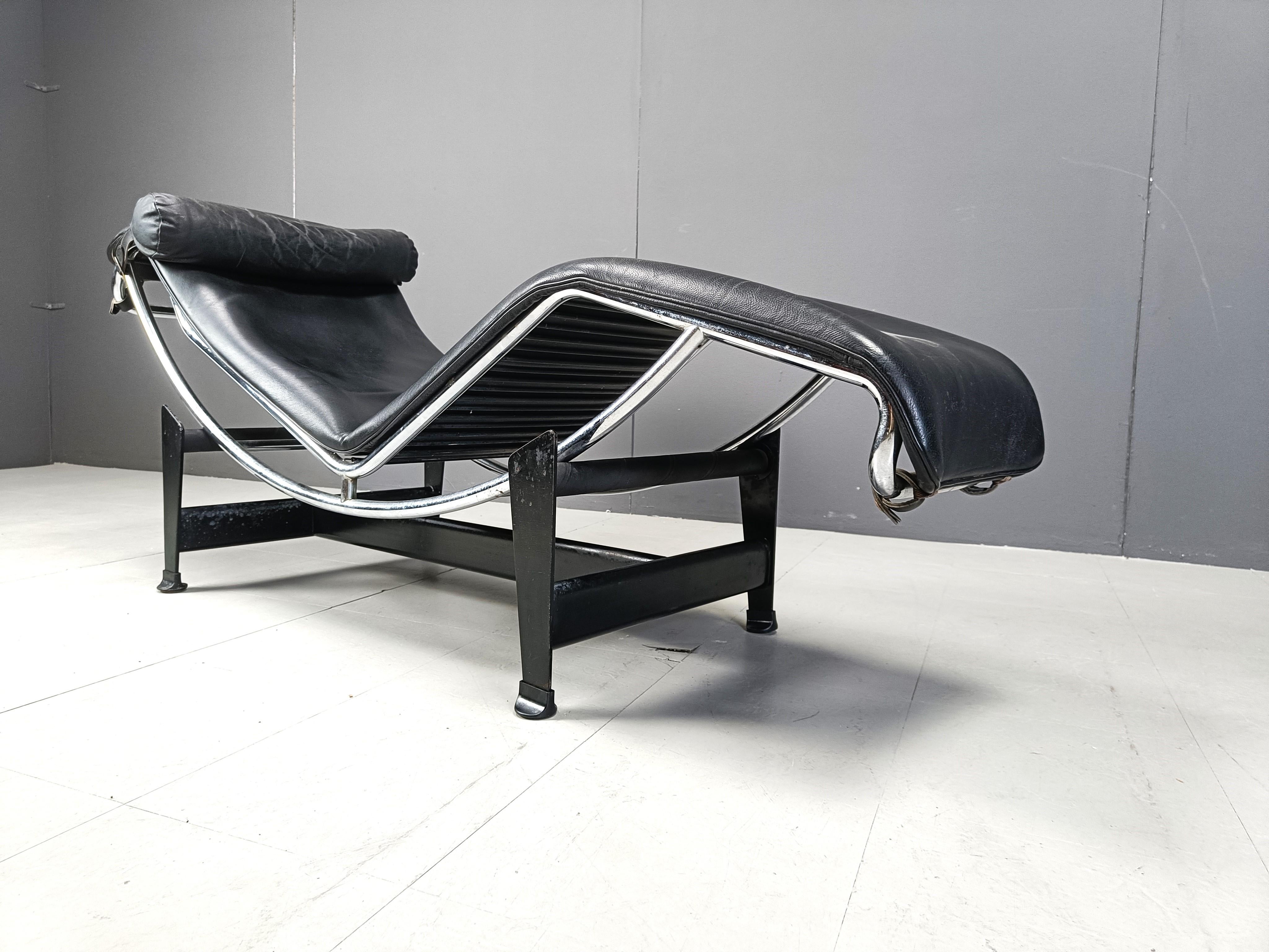 Vintage LC4 chaise longue designed in 1928 by Le Corbusier, Pierre Jeanneret and Charlotte Perriand.

This one is a 1970s Cassina edition (engraved serial number)

The elegant design and the use of tubular steel chrome make this chair timeless.

The