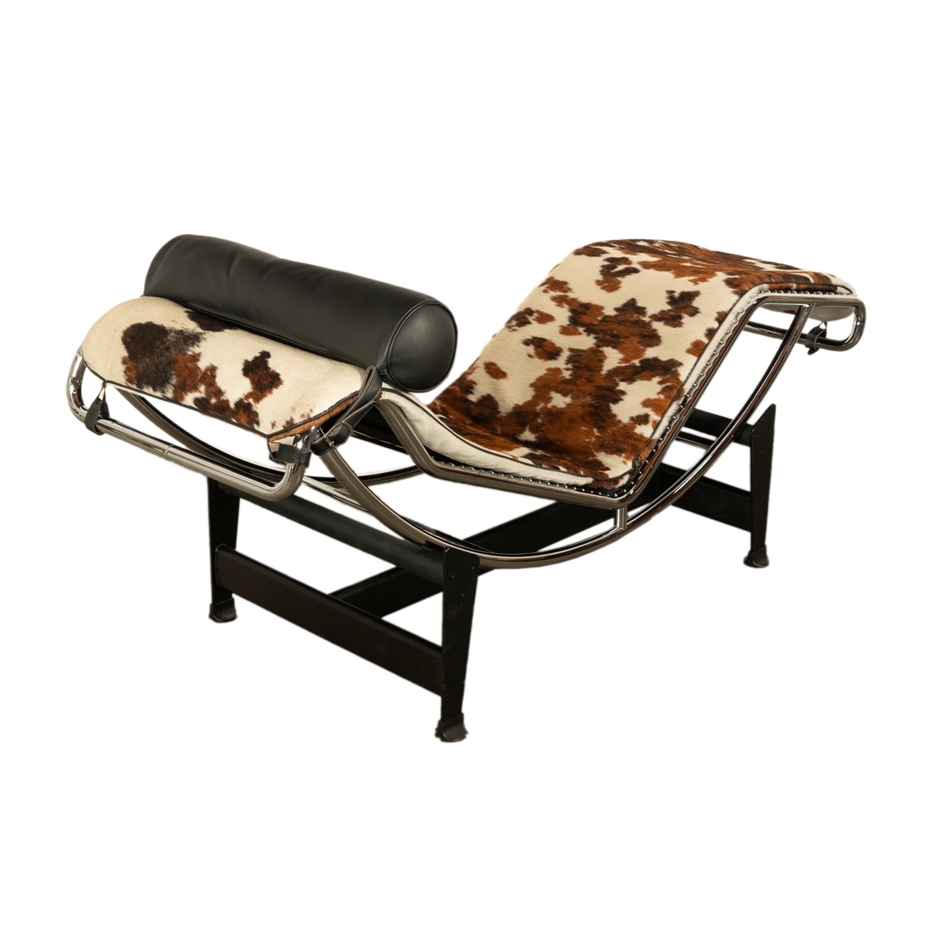 Vintage Le Corbusier LC4 Cowhide Chaise Longue Recliner Cassina with Tags In Good Condition In Portland, OR