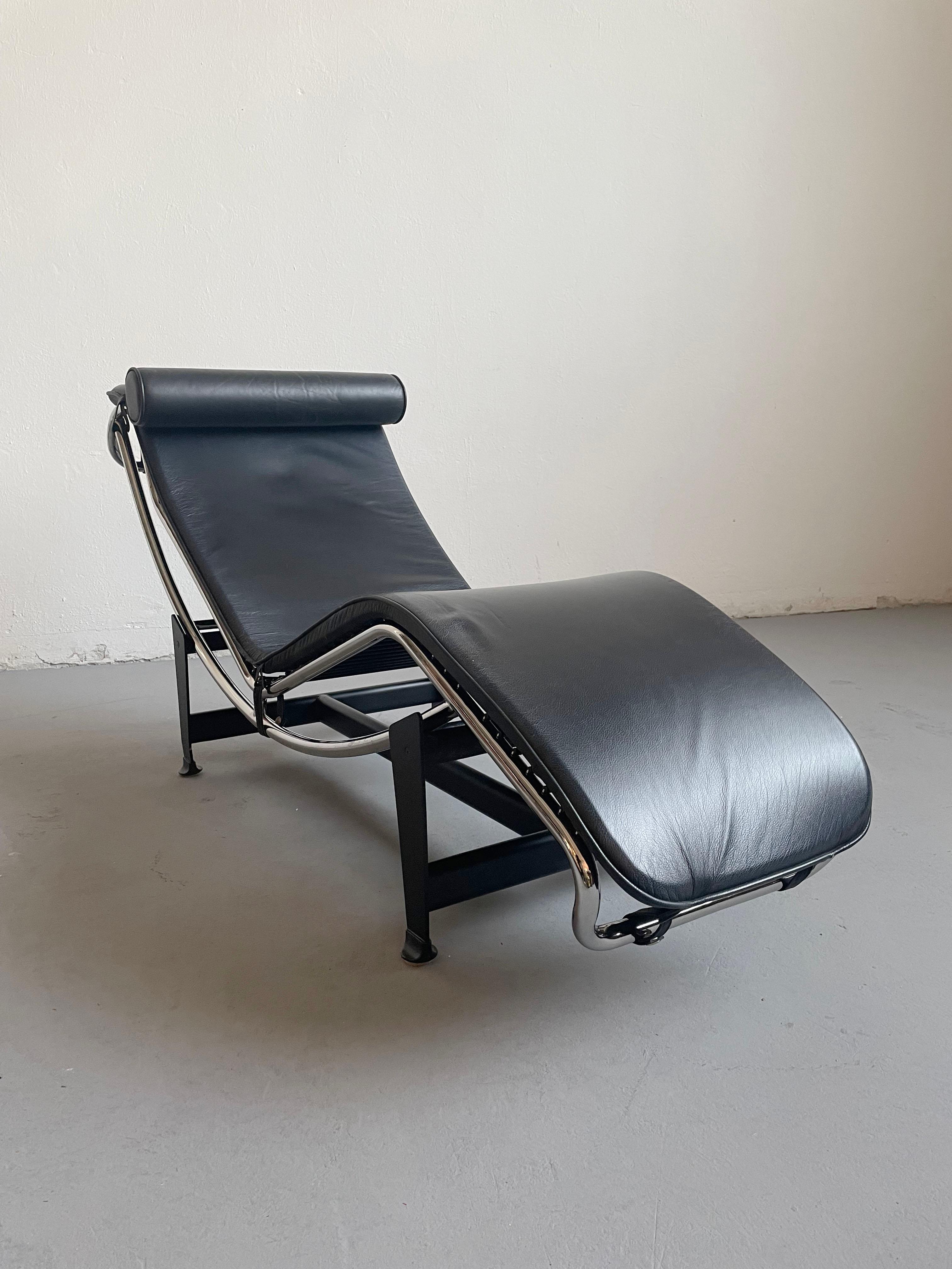 Vintage Le Corbusier LC4 Style Chaise Lounge in Black Leather, Italy, 1990s 3