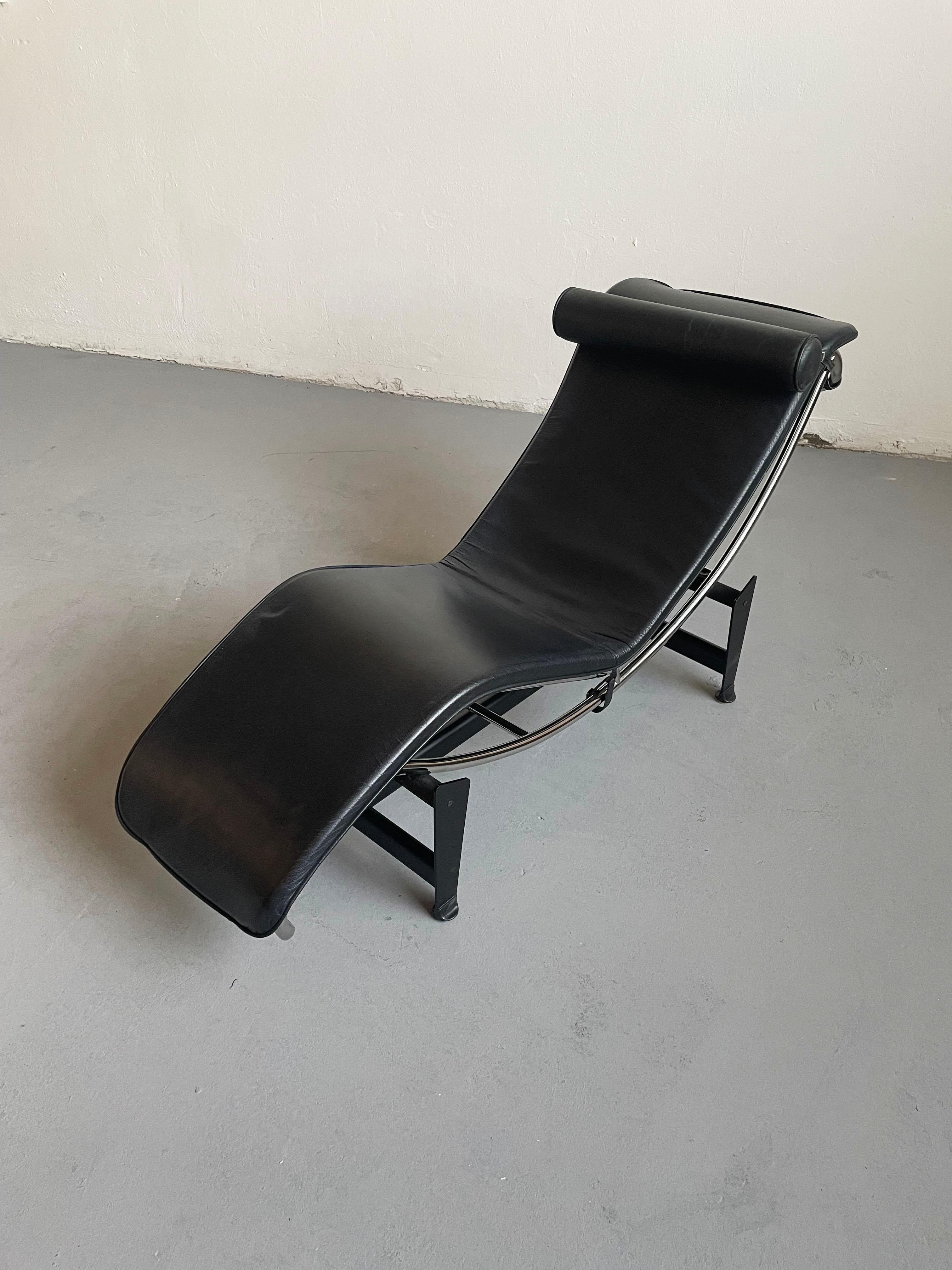 Vintage Le Corbusier LC4 Style Chaise Lounge in Black Leather, Italy, 1990s 5