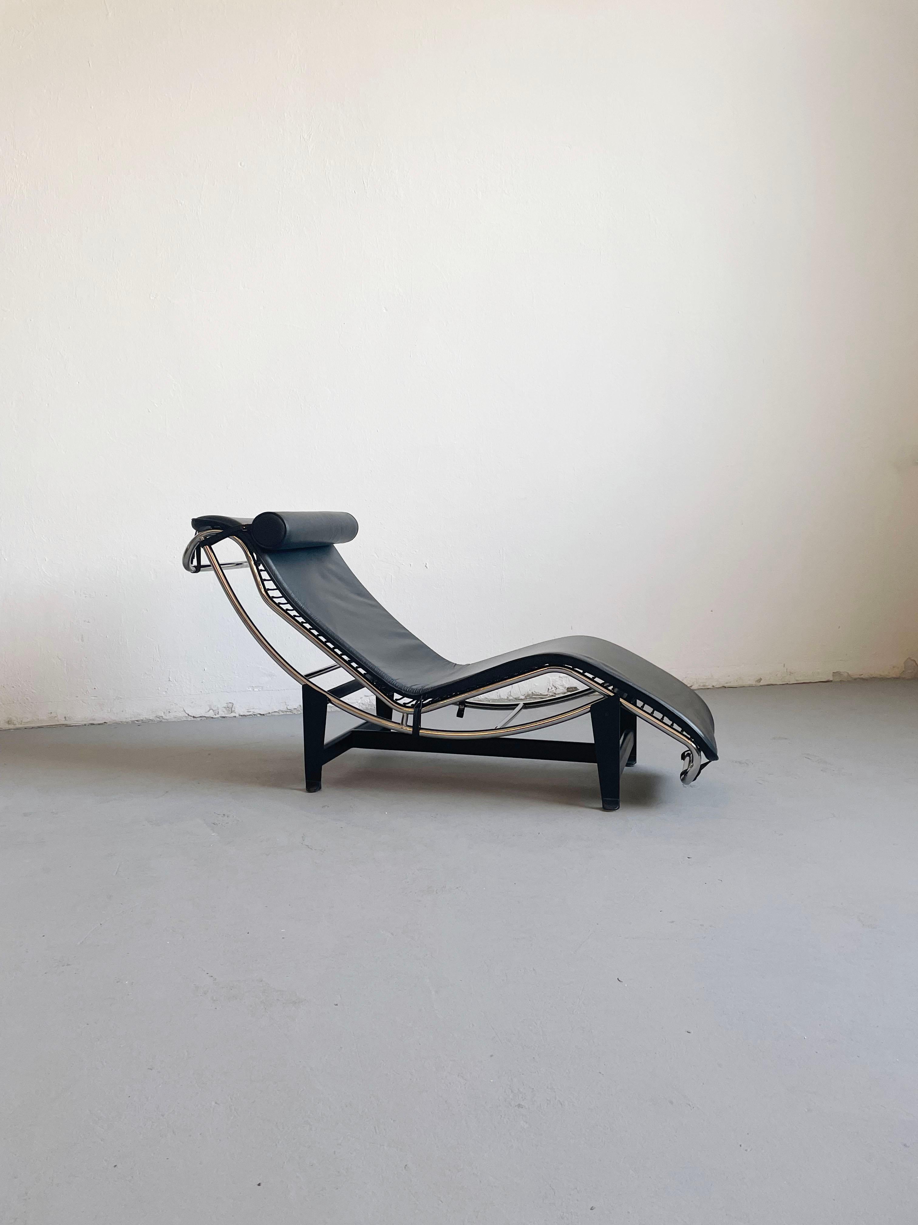 Italian Vintage Le Corbusier LC4 Style Chaise Lounge in Black Leather, Italy, 1990s
