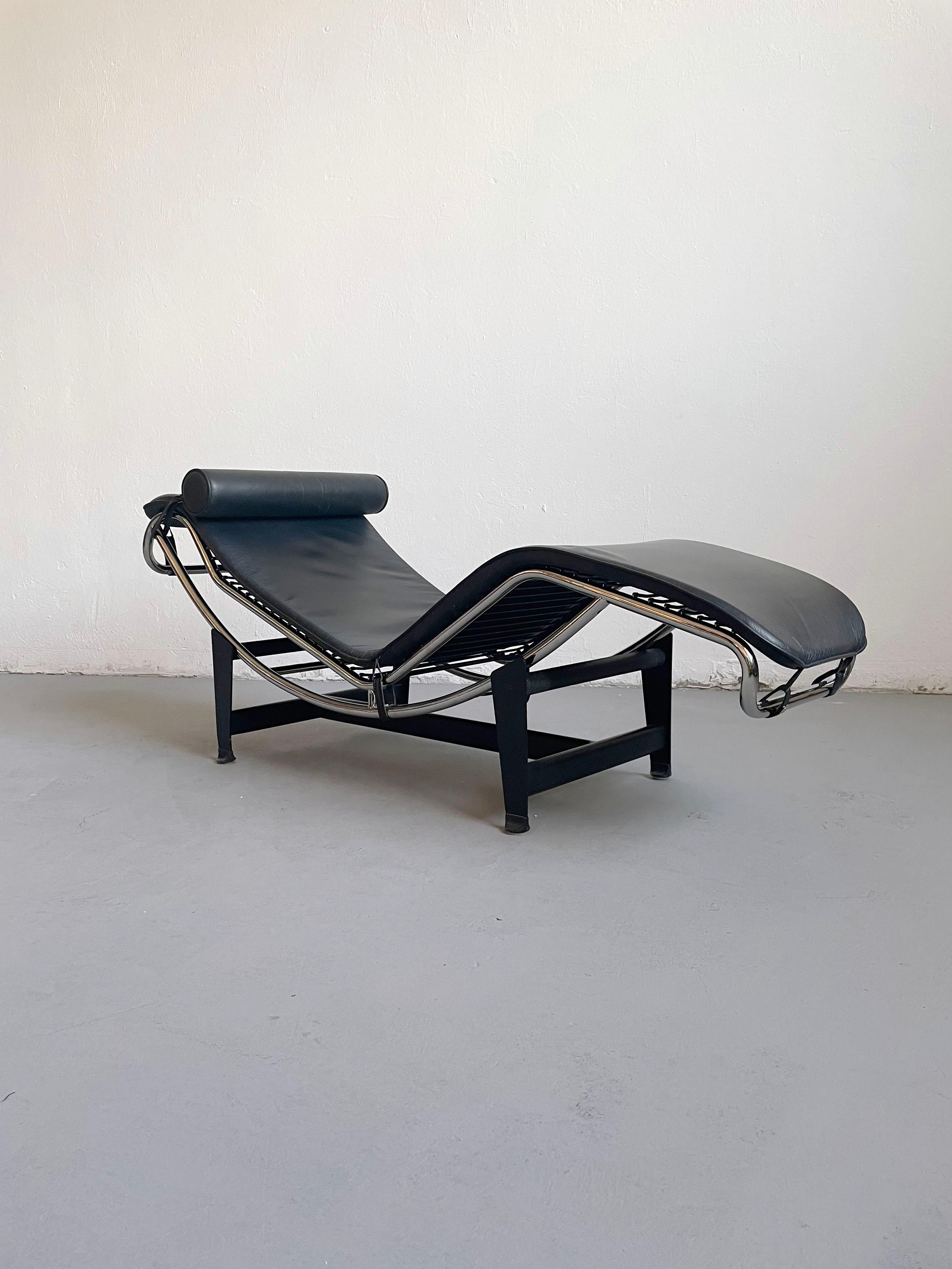 Vintage Le Corbusier LC4 Style Chaise Lounge in Black Leather, Italy, 1990s In Good Condition In Zagreb, HR