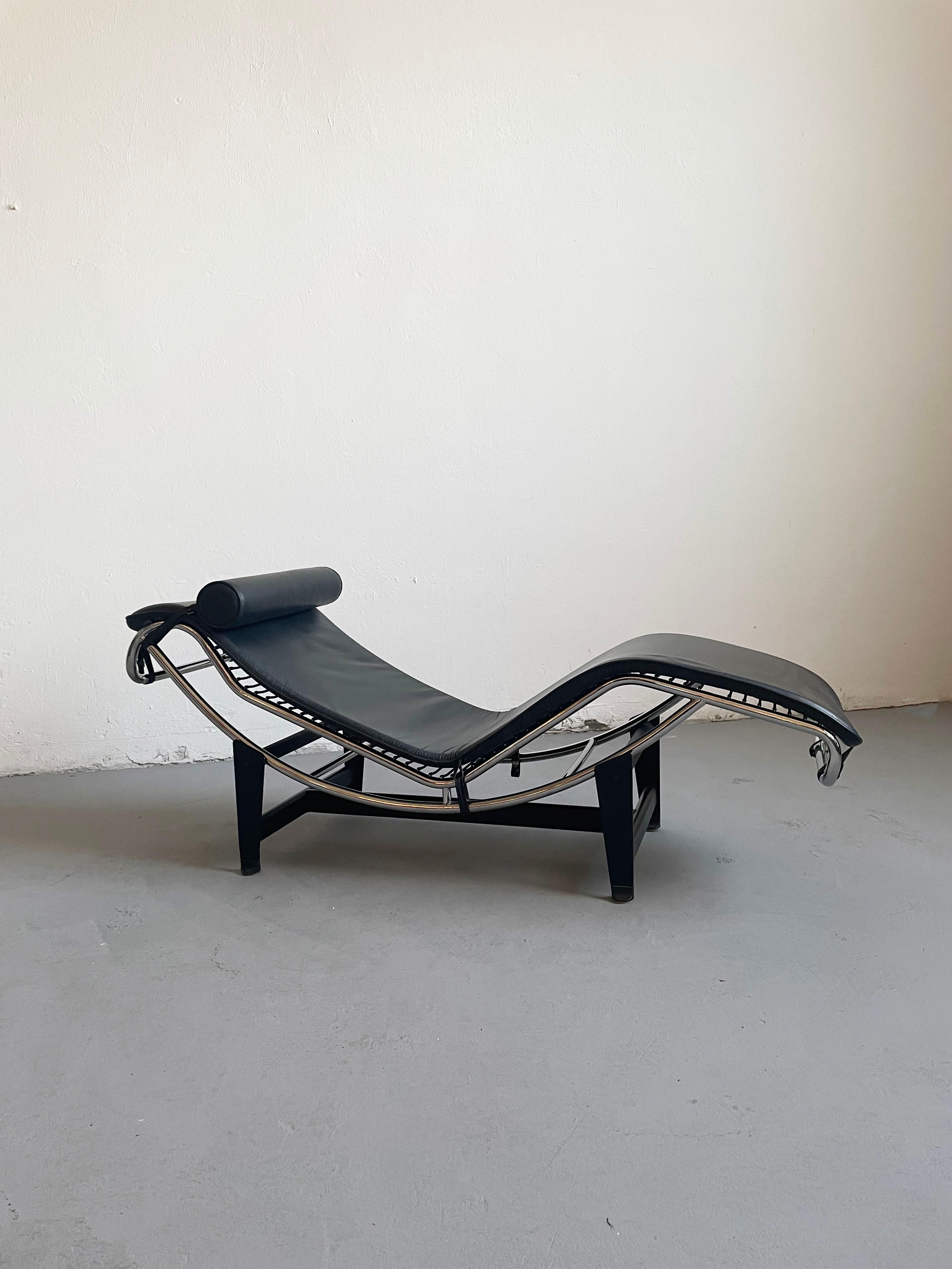20th Century Vintage Le Corbusier LC4 Style Chaise Lounge in Black Leather, Italy, 1990s