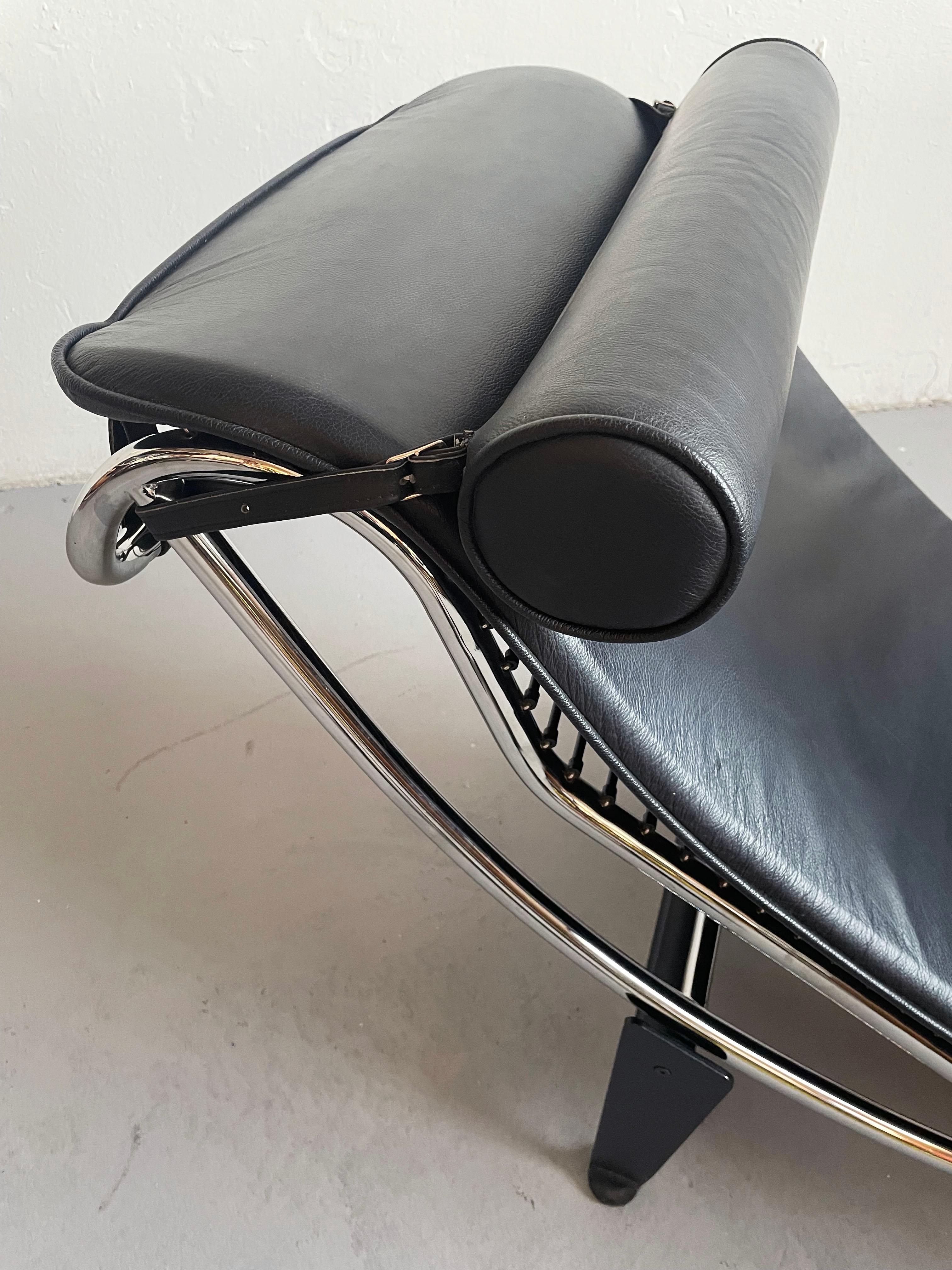 Metal Vintage Le Corbusier LC4 Style Chaise Lounge in Black Leather, Italy, 1990s