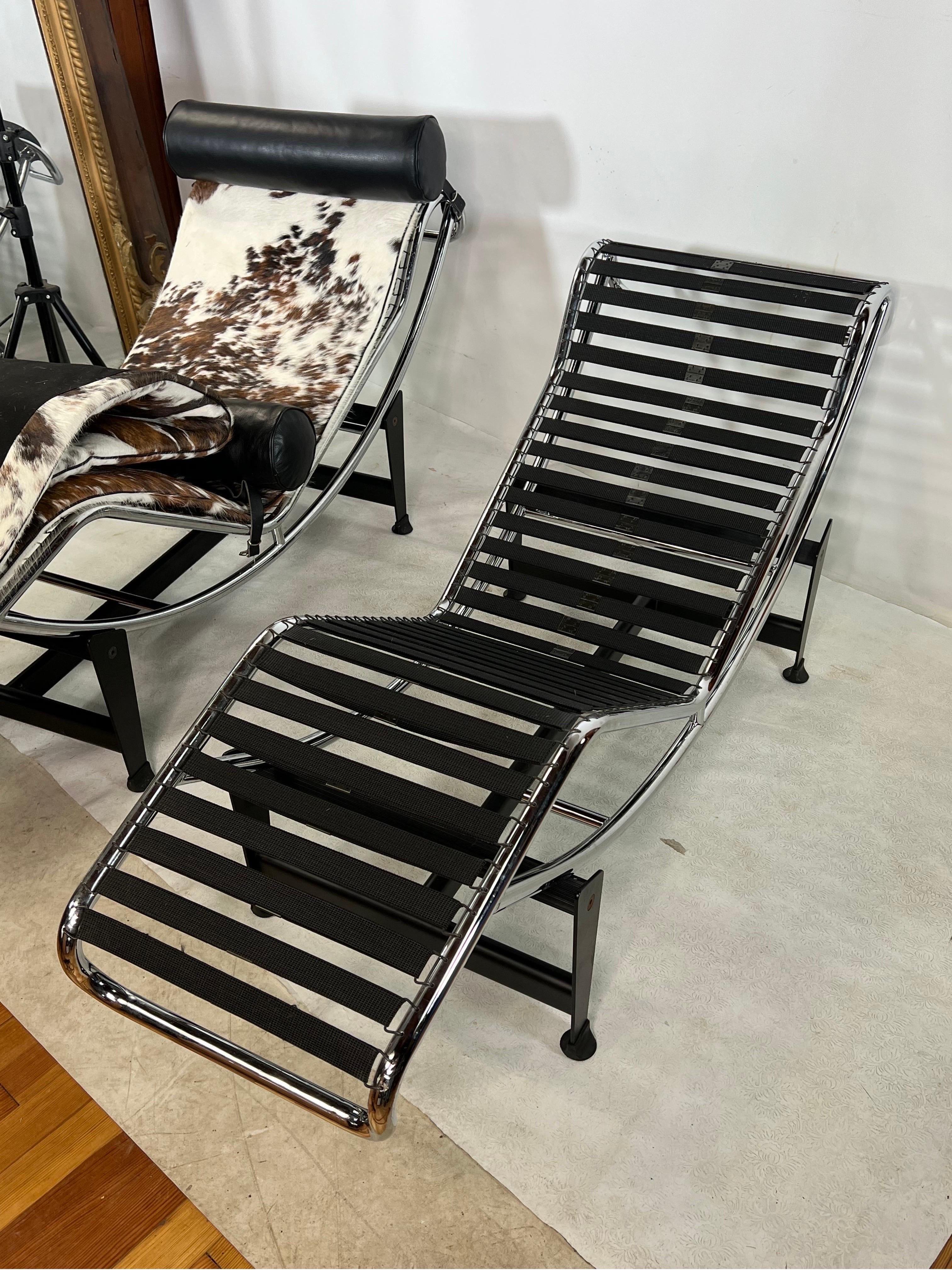 Mid-Century Modern Vintage Le Corbusier Style Cowhide Chaise Lc4 Lounges, a Pair