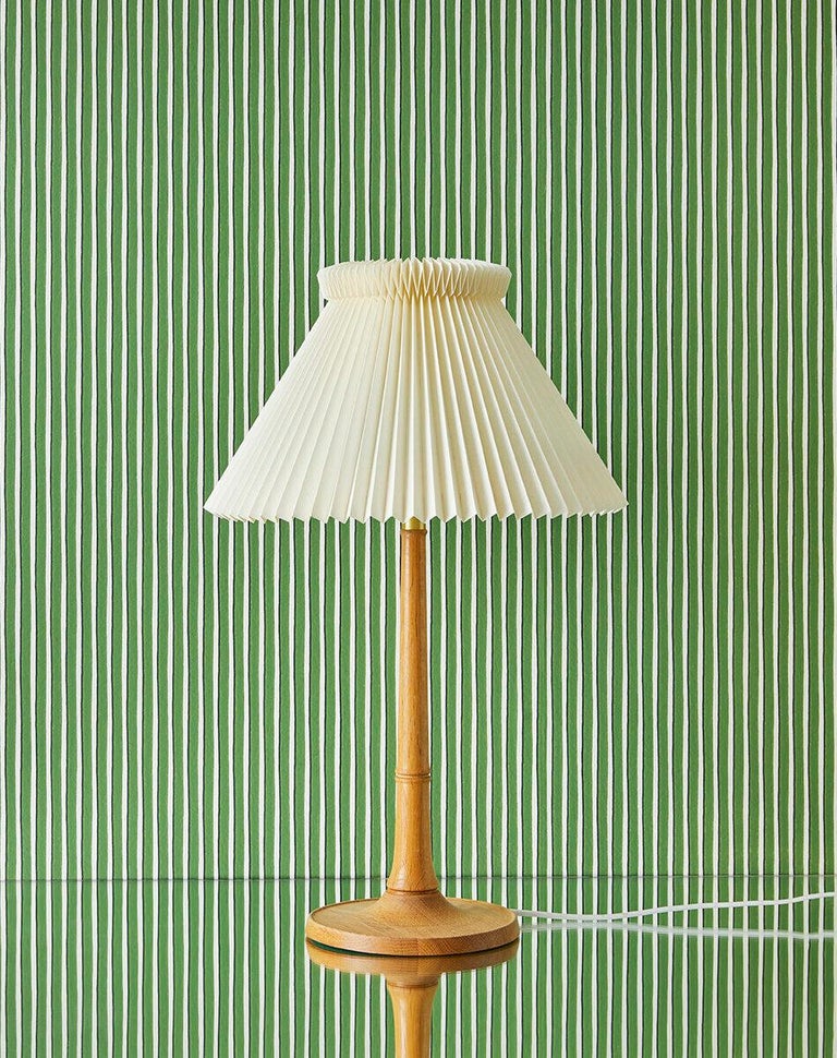 Le Klint
Denmark, 1960's

Le Klint oak table lamp with pleated paper shade.

Measures: H 57 x Ø 36 cm.
 