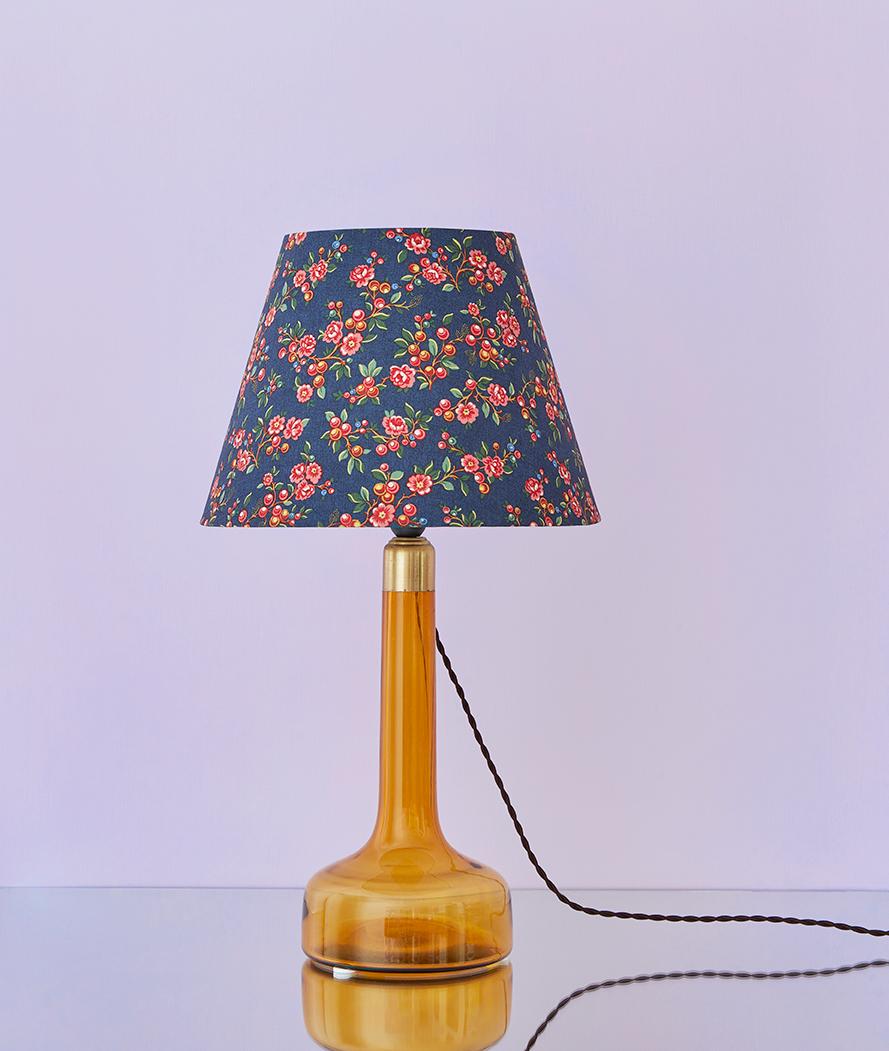 Le Klint
Denmark, Vintage

Amber colored glass table lamp with customized blue, floral shade by The Apartment.

H 65 x Ø 36 cm