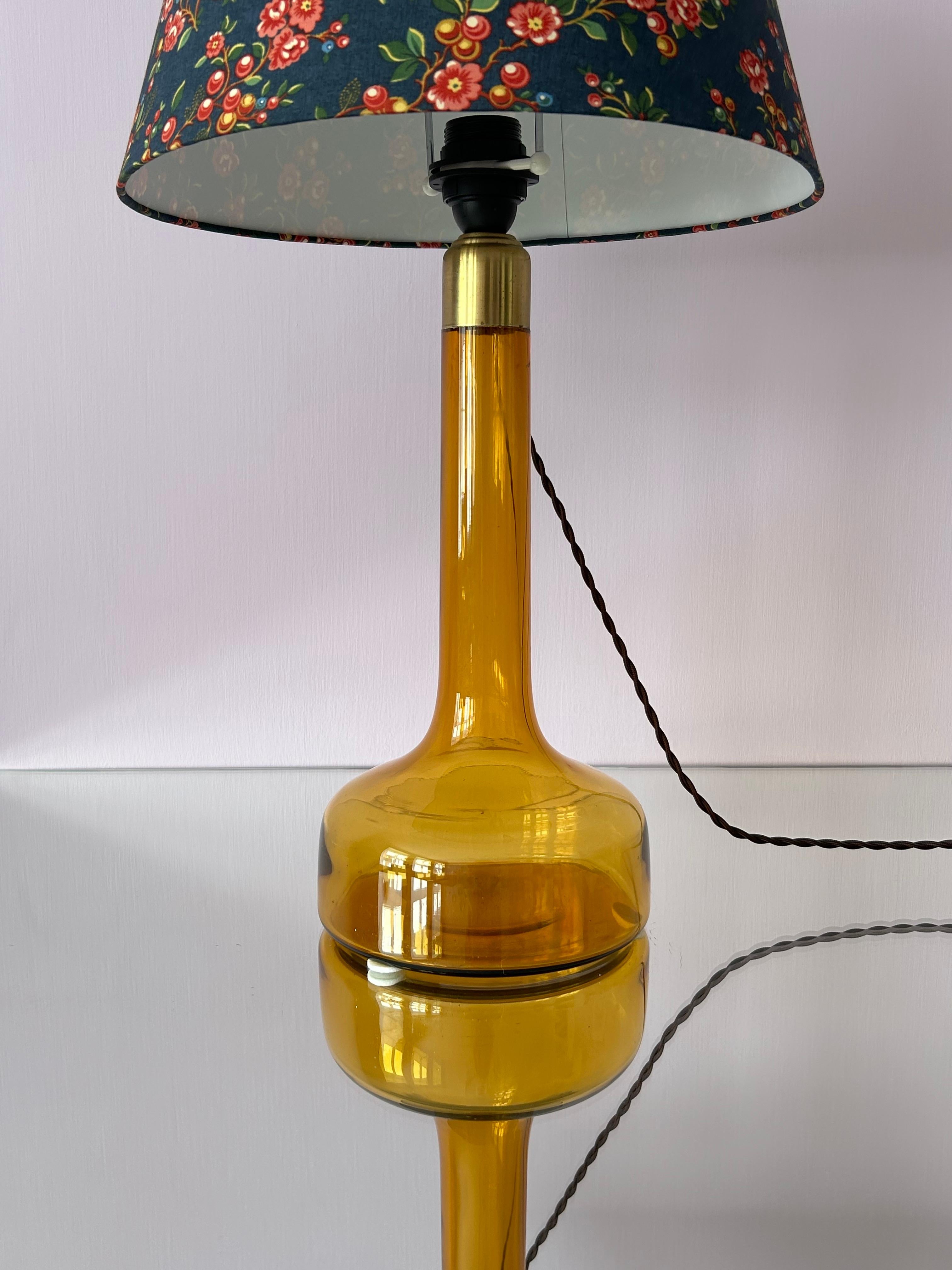 Vintage Le Klint Table Lamp in Amber with Floral Shade, Denmark, 20th Century In Good Condition For Sale In Copenhagen K, DK