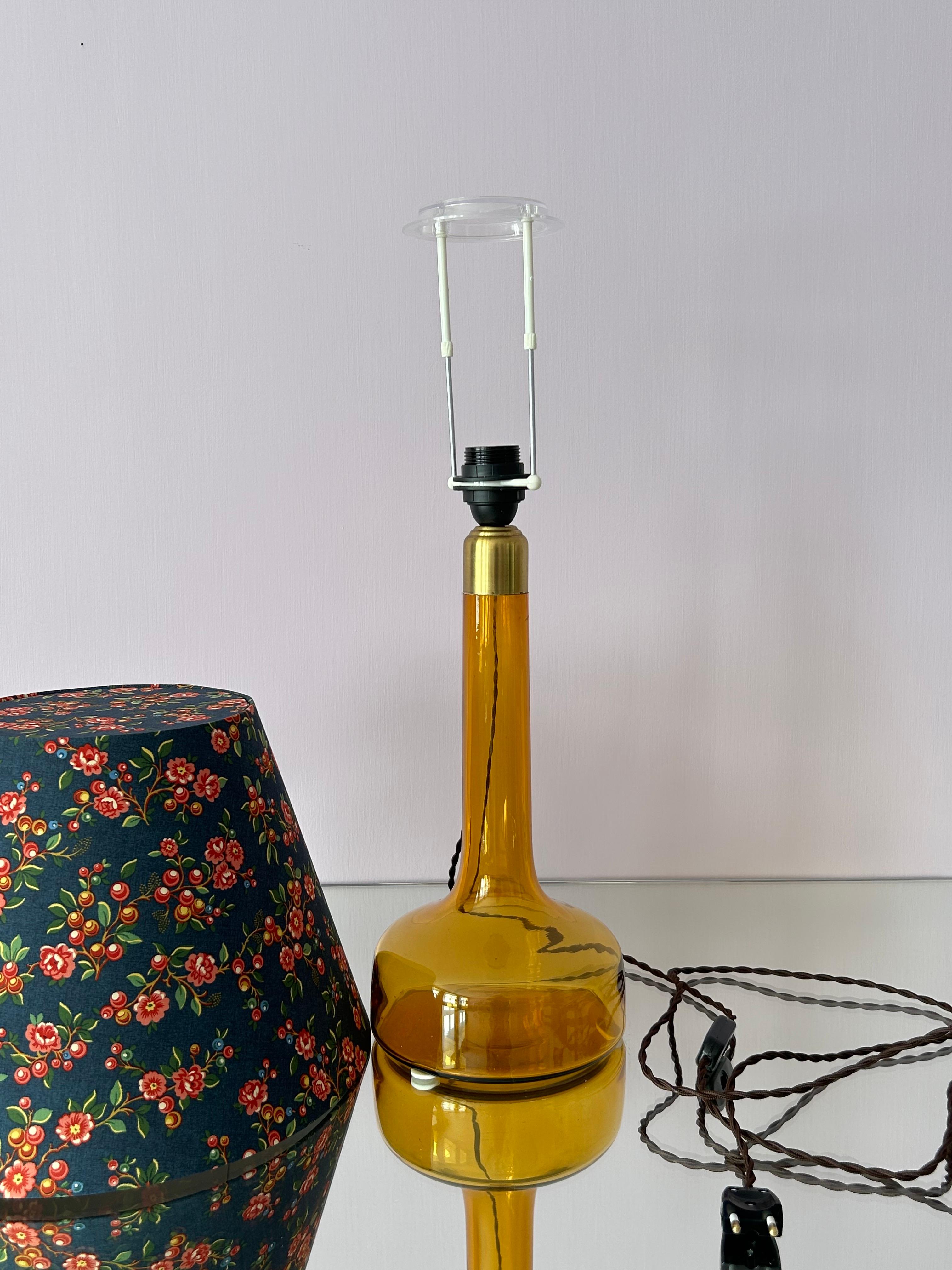 Vintage Le Klint Table Lamp in Amber with Floral Shade, Denmark, 20th Century For Sale 3