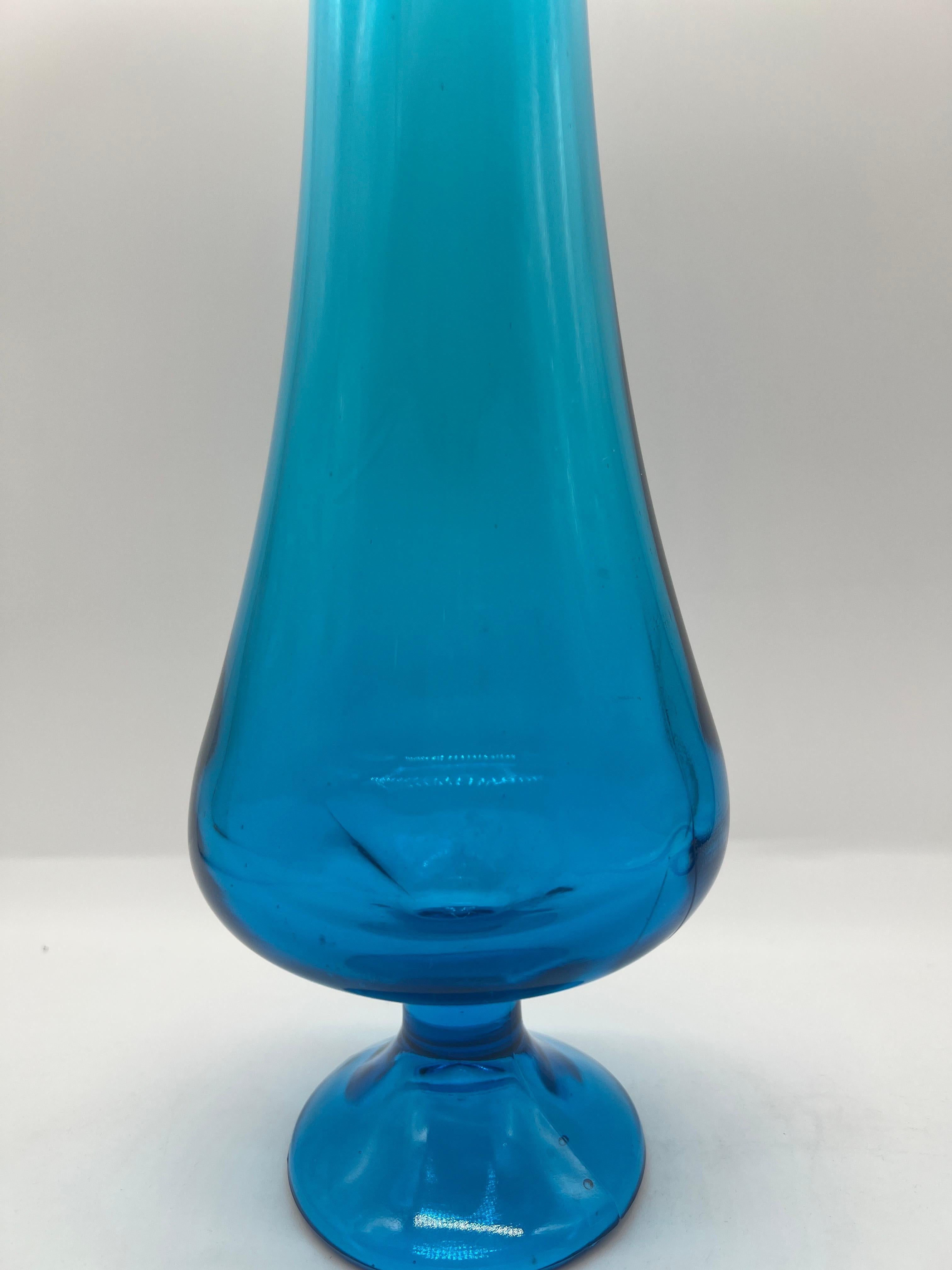 Mid-Century Modern A.E.L.. Vase à balancier en verre bleu Smith 17.75
