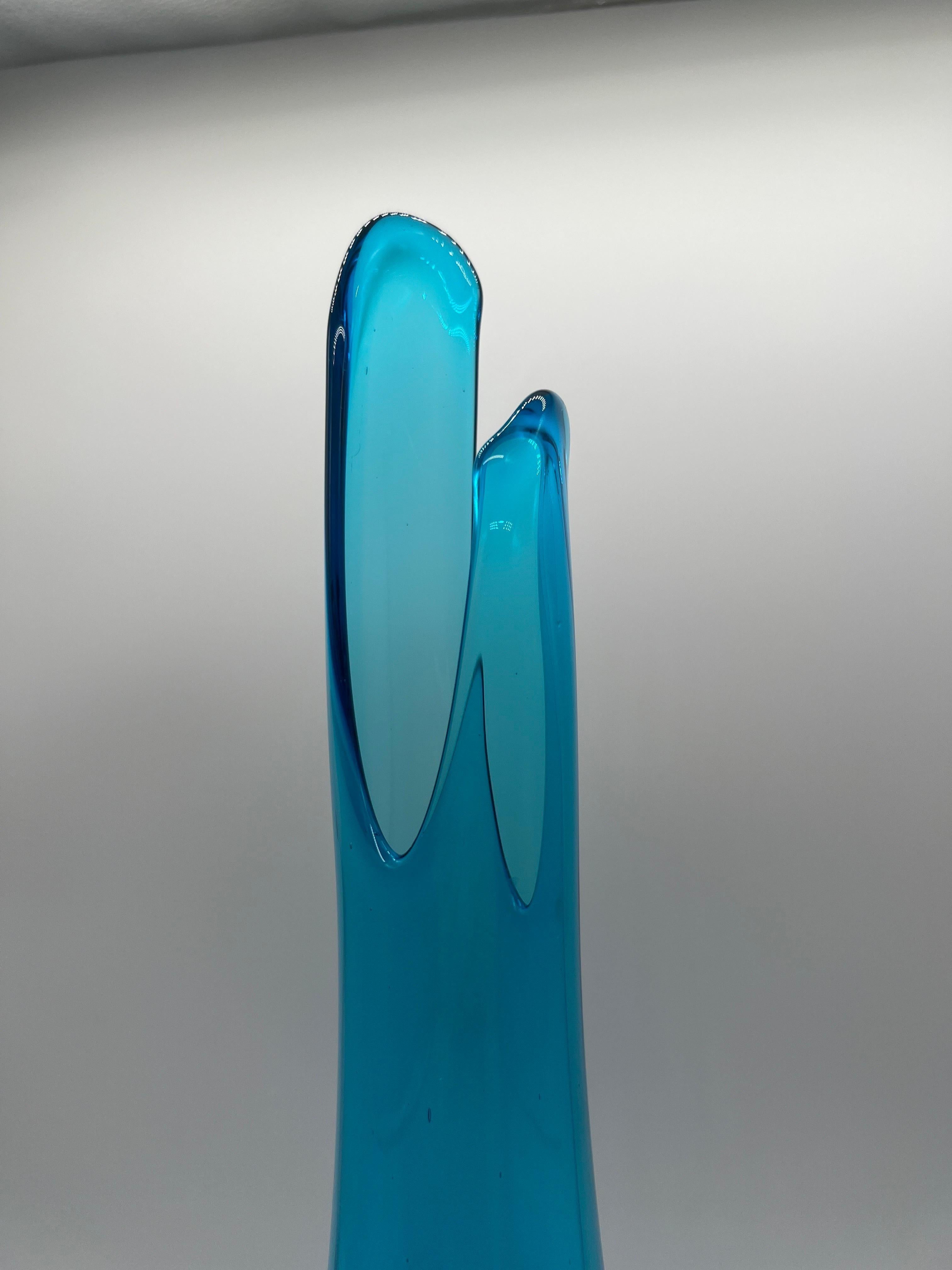 Américain A.E.L.. Vase à balancier en verre bleu Smith 17.75