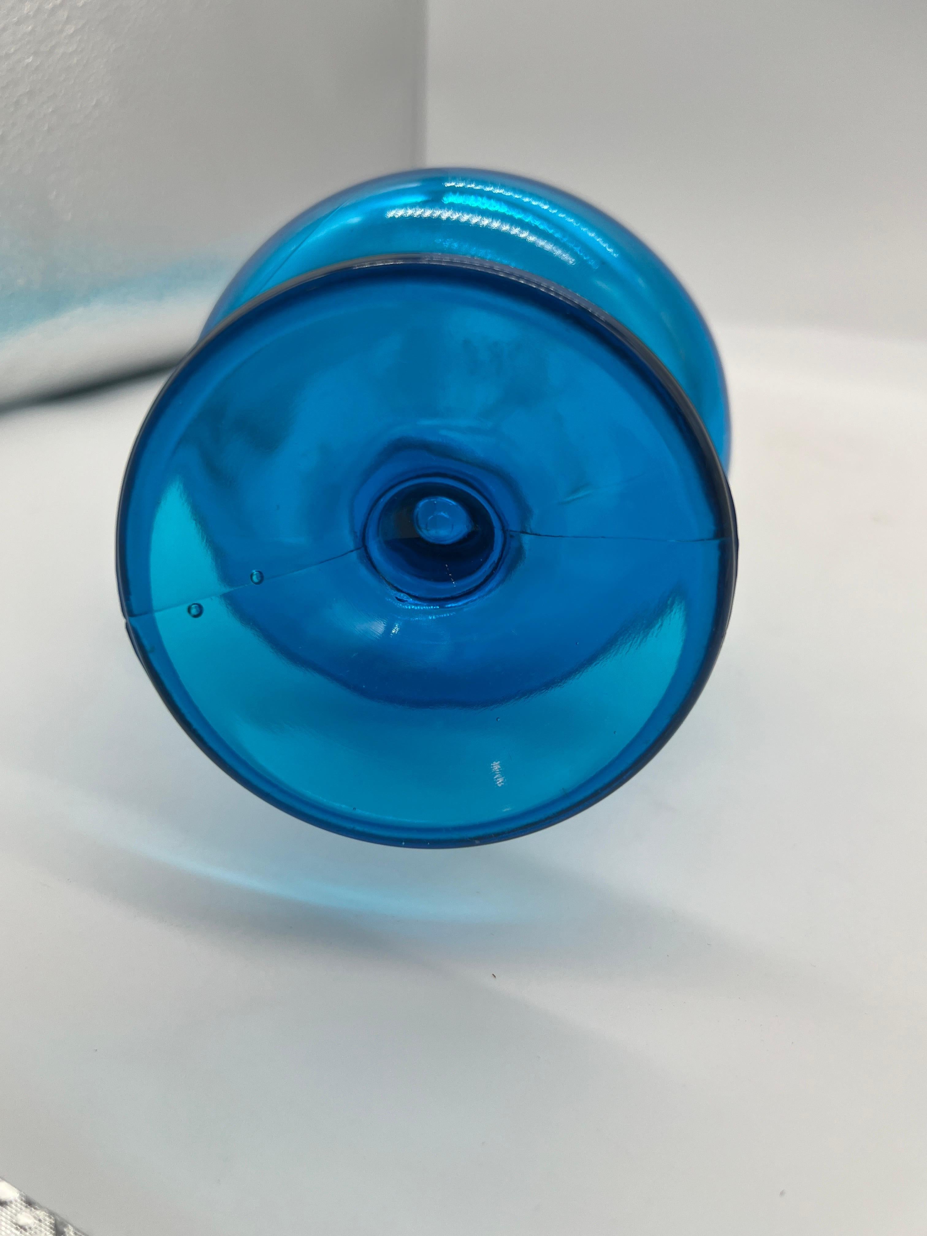 A.E.L.. Vase à balancier en verre bleu Smith 17.75