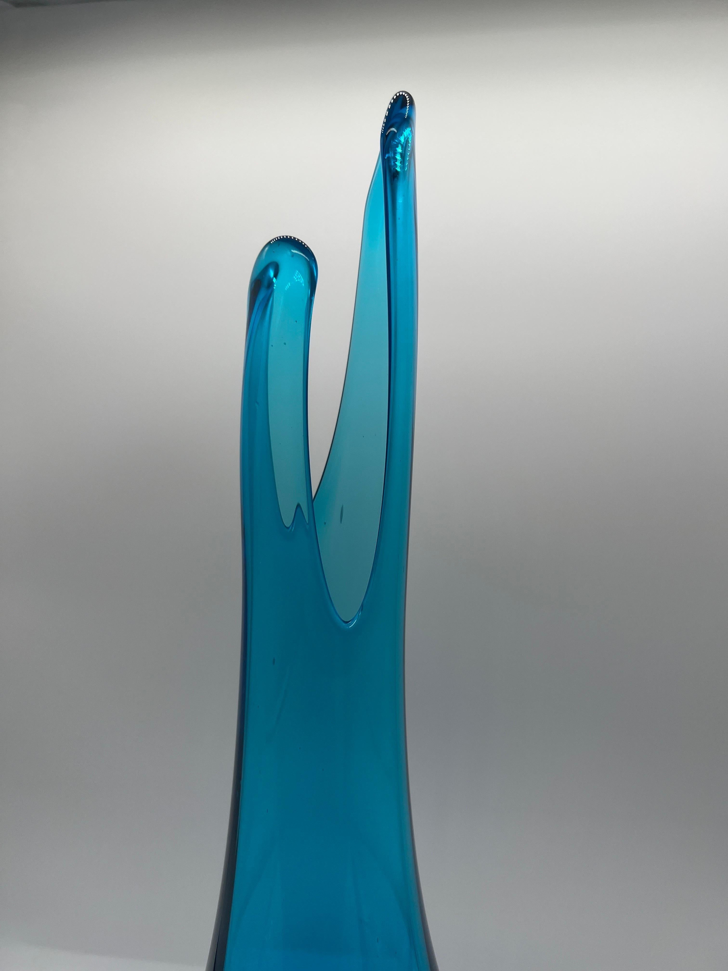 Verre A.E.L.. Vase à balancier en verre bleu Smith 17.75