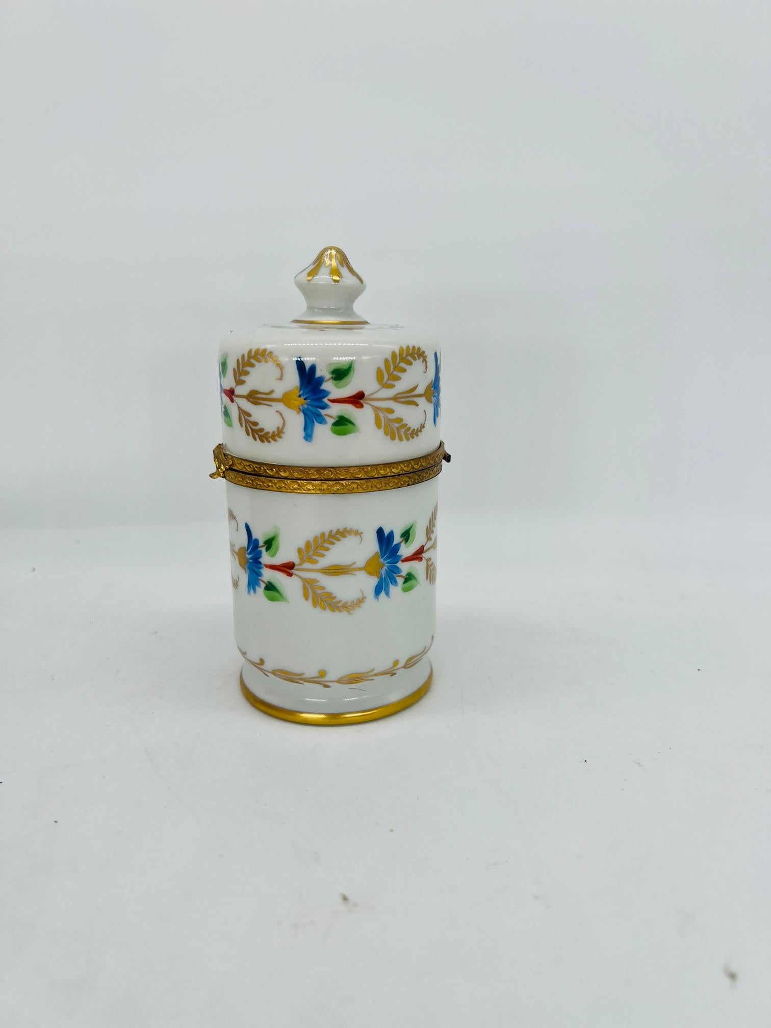 Questo squisito cofanetto vintage in porcellana Le Tallec, risalente al 1966 circa, presenta intricate decorazioni in smalto dipinte a mano e sontuosi accenti dorati. Realizzato secondo la tradizione francese del Limoges, il cofanetto presenta