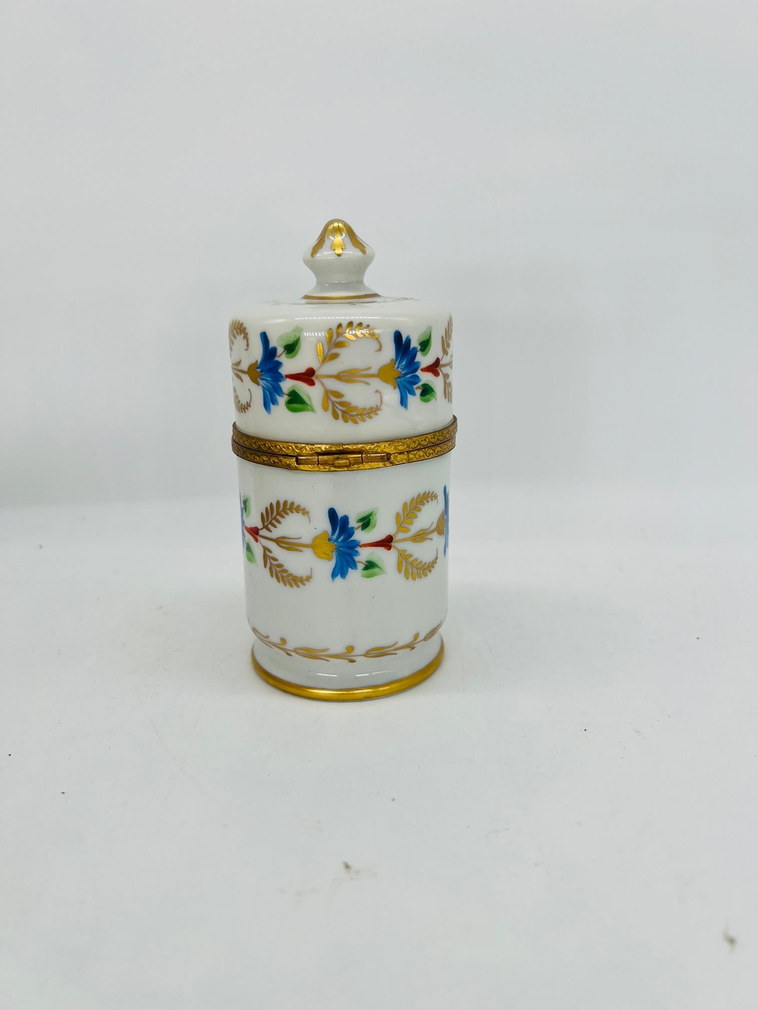 Francese Scatola di porcellana d'epoca Le Tallec decorata con smalto e dorata Circa 1966 in vendita