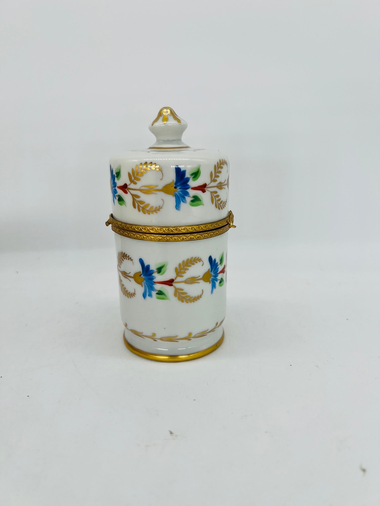 Scatola di porcellana d'epoca Le Tallec decorata con smalto e dorata Circa 1966 In condizioni buone in vendita a Atlanta, GA