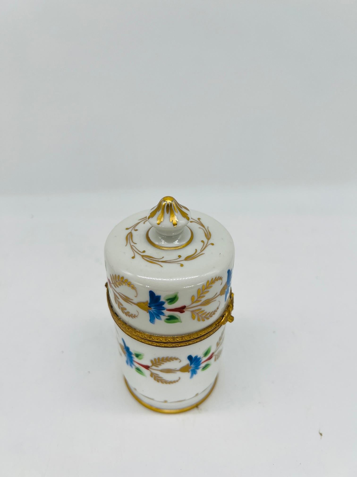 XX secolo Scatola di porcellana d'epoca Le Tallec decorata con smalto e dorata Circa 1966 in vendita